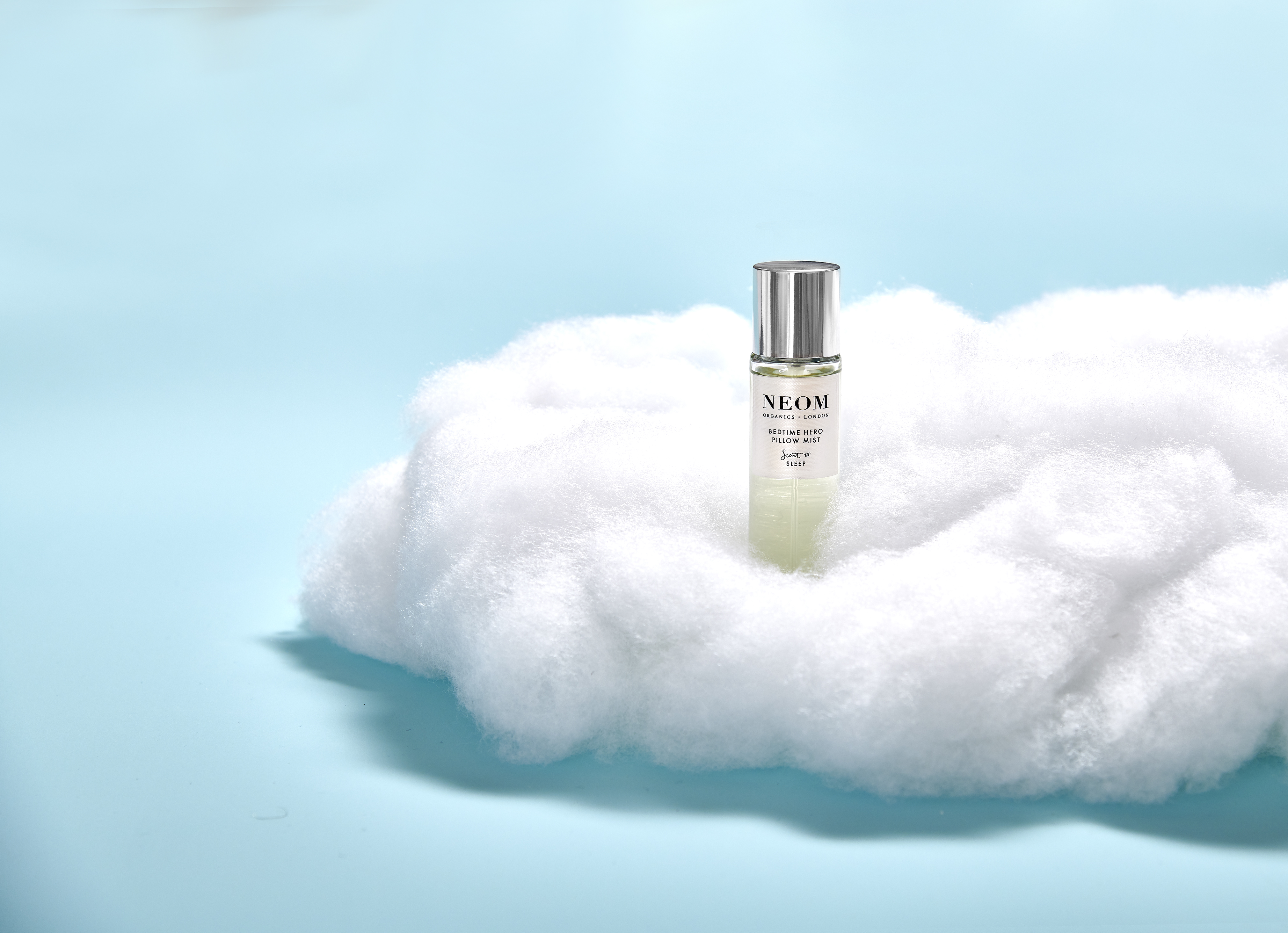 10/10 HOPE推薦6款舒緩身心靈的枕頭噴霧，撫慰一整天的辛勞與疲憊，更安定煩躁的情緒，更找來護健康照護體系林依橙瑜伽物理治療師，示範三種不同的修復瑜珈動作，推薦給睡不好的你。NEOM 靜心舒眠枕頭噴霧 30ml NT$1,100（10/10 HOPE提供）