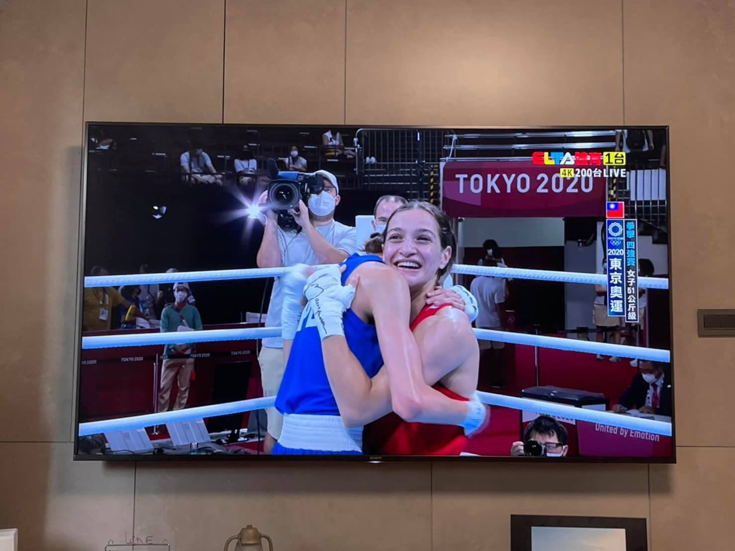黃筱雯賽後擁抱對方,兩人都展現絕佳的運動員風範。(翻攝吳鳳臉書)