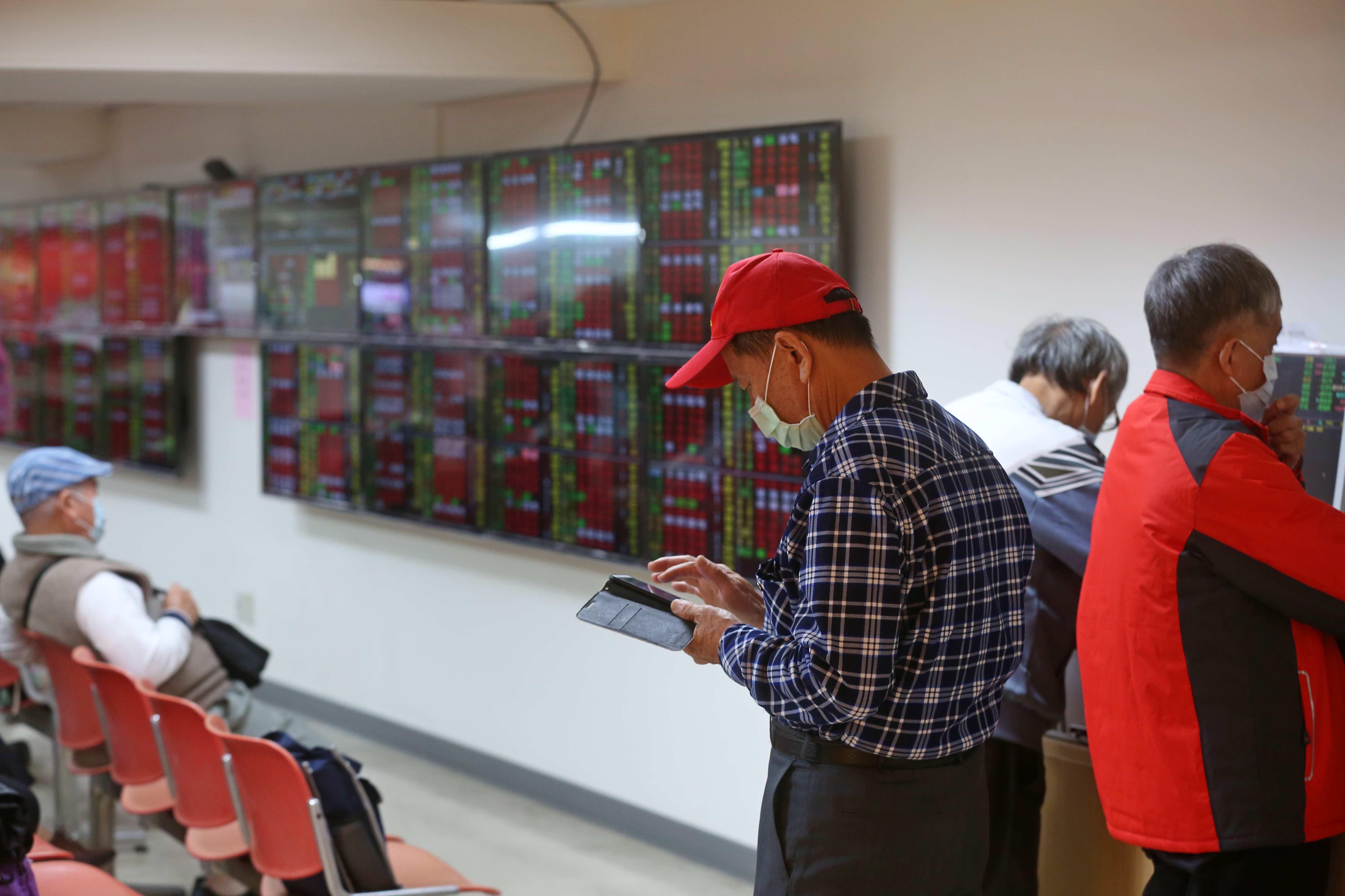 法人持續賣超台股，操作策略趨於保守，證券新開戶數卻增加7.58萬人。