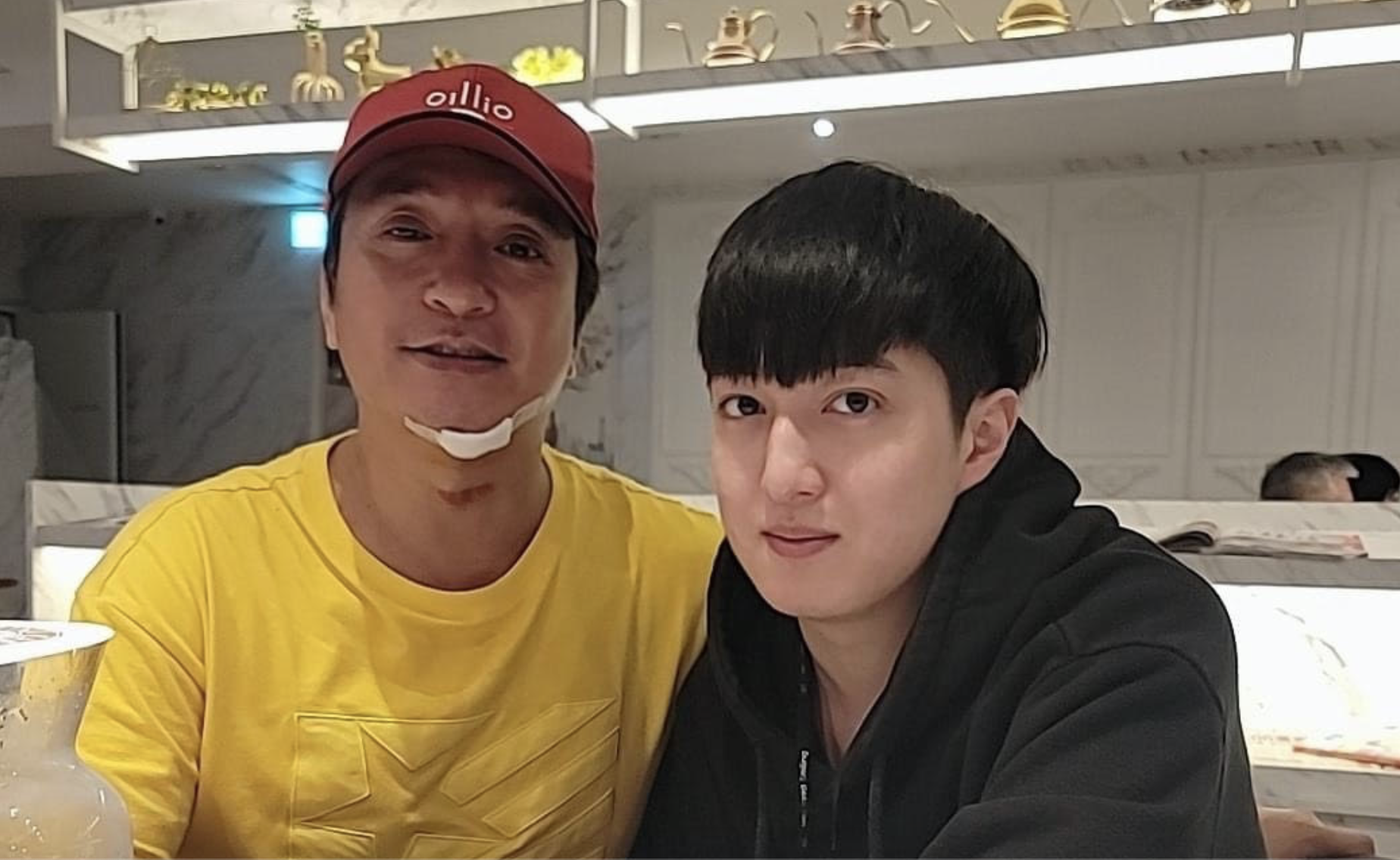 王中平(左)愛子韓靖(右)去年購買違法煙彈,被違反藥事法移送偵辦,如今獲判緩處分。(圖/翻攝自王中平和余皓然愛的小屋臉書)