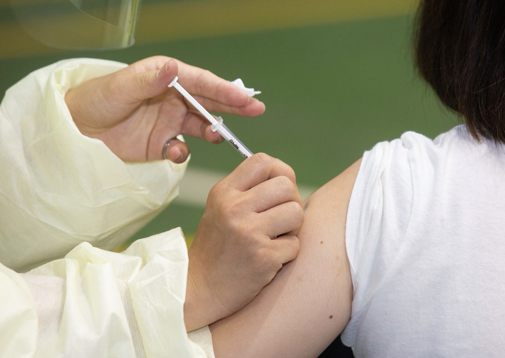 指揮中心莊人祥今（4）日證實，BNT適用接種對象為12歲以上青少年及成人。（示意圖，資料照）