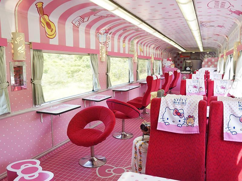 環島之星Hello Kitty內部滿滿的Kitty，趣味可愛。（易遊網提供）