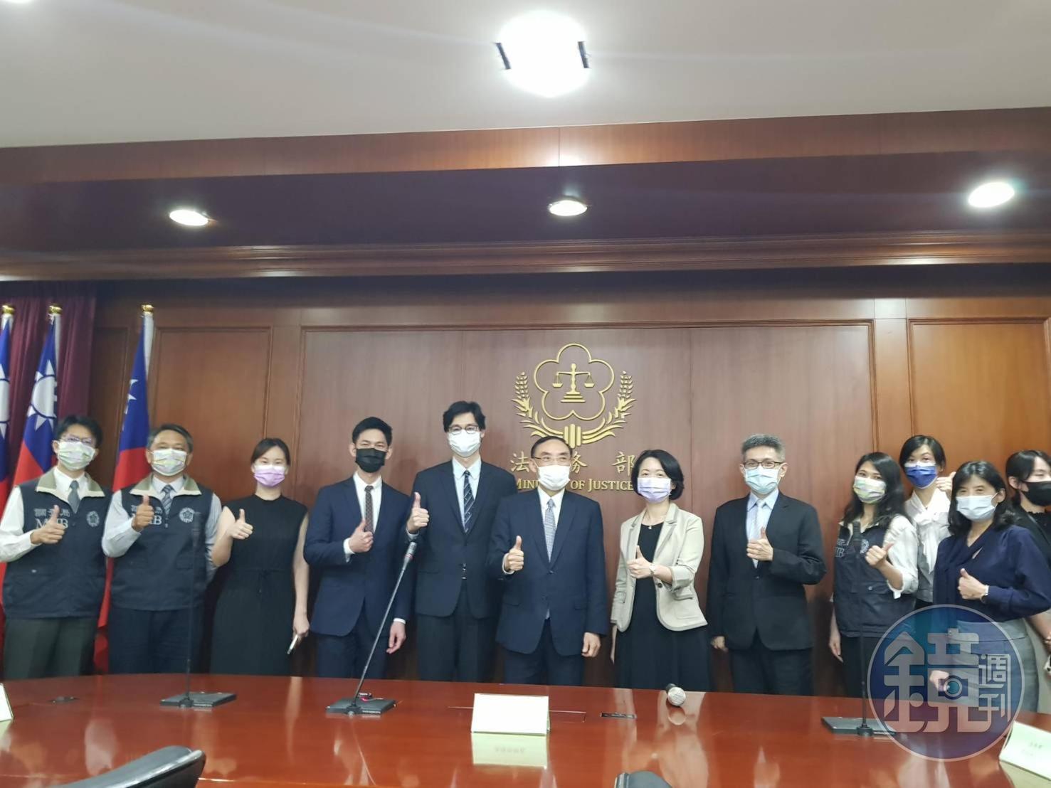 法務部國際及兩岸司表現突出,成為台灣屢和各國簽訂司法互助協議的最大幕後推手,法務部長蔡清祥與代理司長汪南均(中)與工作團隊合影。