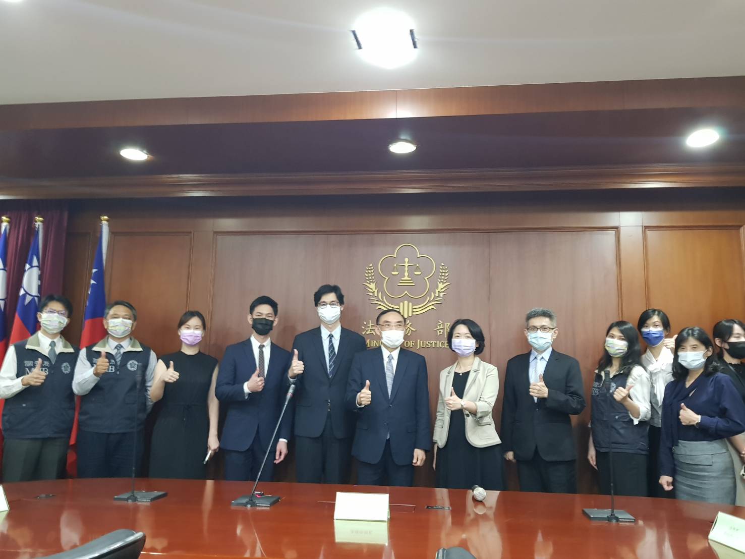 法務部國際及兩岸司表現突出，成為台灣屢和各國簽訂司法互助協議的最大幕後推手，法務部長蔡清祥與代理司長汪南均(中)與工作團隊合影。