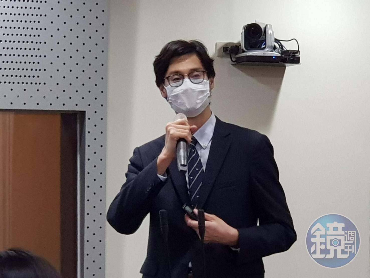 林明誼家住台中,為了兼顧家庭,調法務部辦事六年來,天天搭高鐵通車往返兩地,他今年更代表法務部奪得模範公務員殊榮。