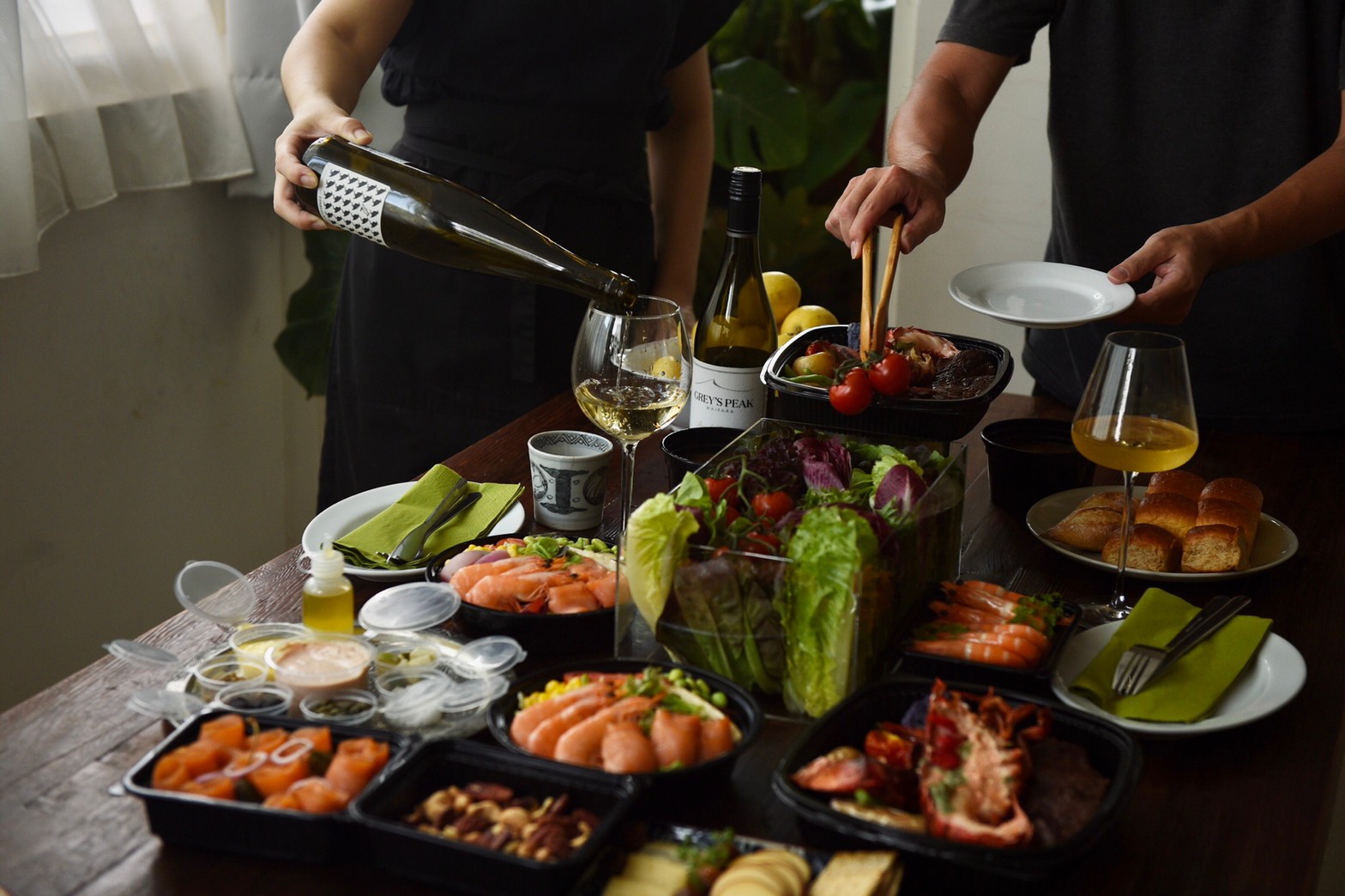 「台北晶華酒店」推出的「晶華美食到你家」服務，可把飯店內最受歡迎的「Robin’s牛排屋、鐵板燒」新鮮沙拉吧搬回家。