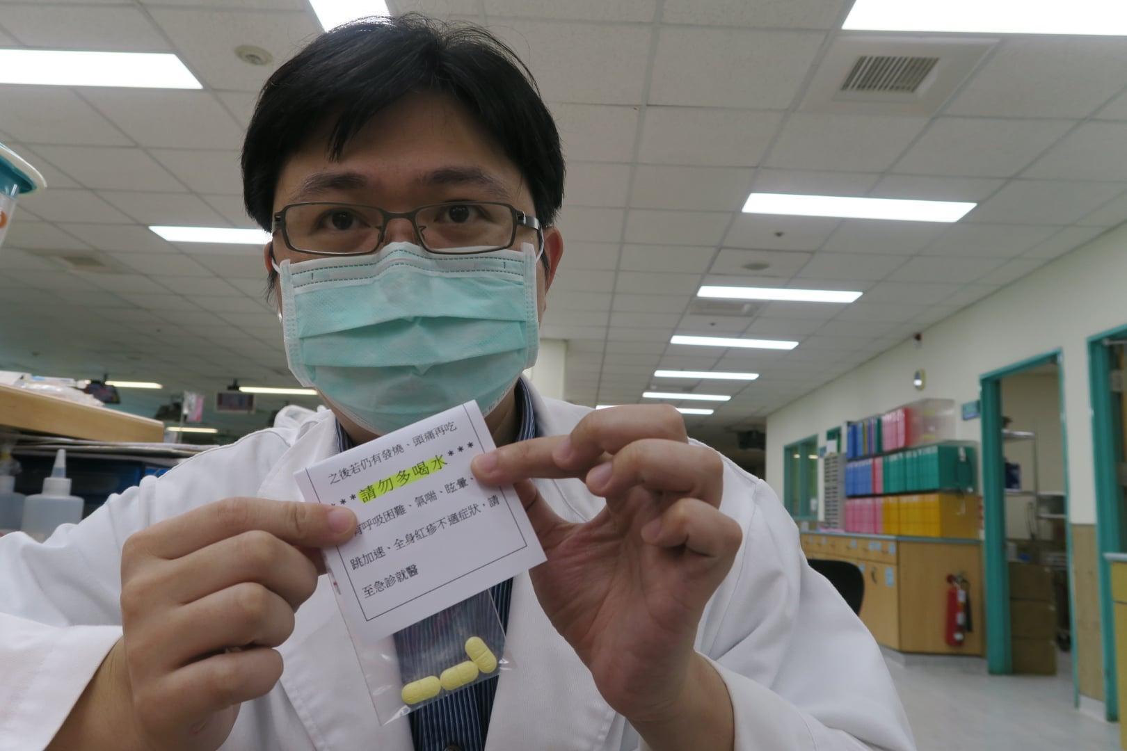 部彰腎臟內科主任蔡旻叡提醒,洗腎等嚴重腎臟病變的病人要記得打完疫苗後不能喝太多水。(衛福部彰化醫院提供)