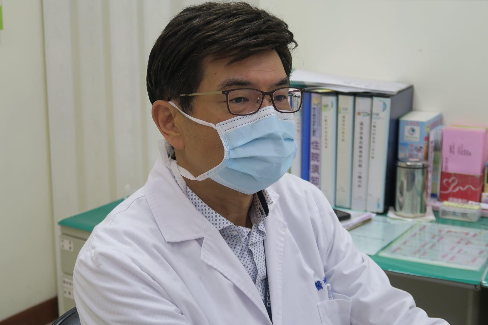 部彰心臟科主任何東錦指出,心臟病患因心臟較無力,若短時間喝進太多水,來不及把水分送到腎臟排除,就容易發生肺積水。(衛福部彰化醫院提供)