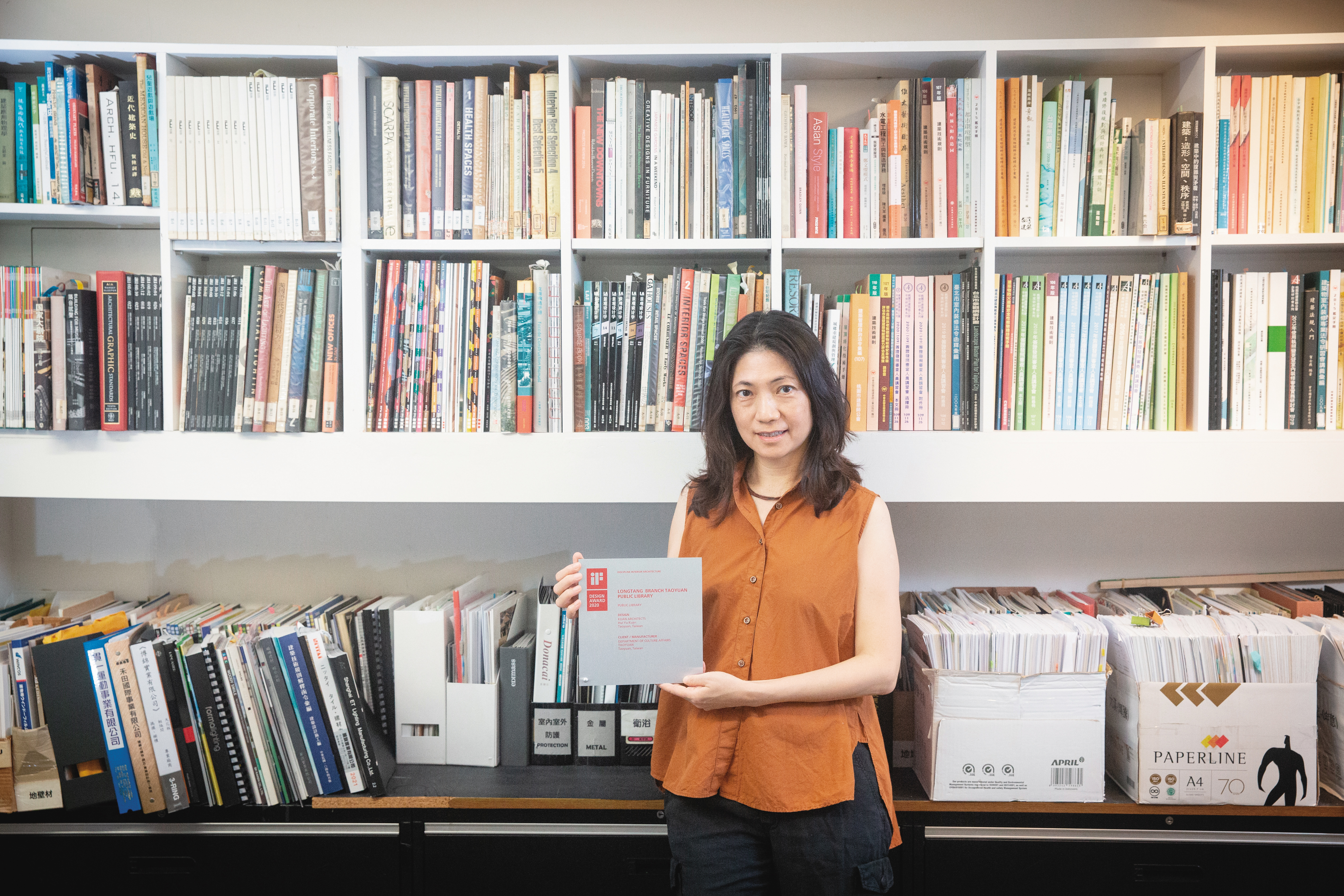 桃園市立圖書館龍潭分館的設計，塑造出文化及自然的生活空間，讓關惠尤榮獲德國iF設計獎。
