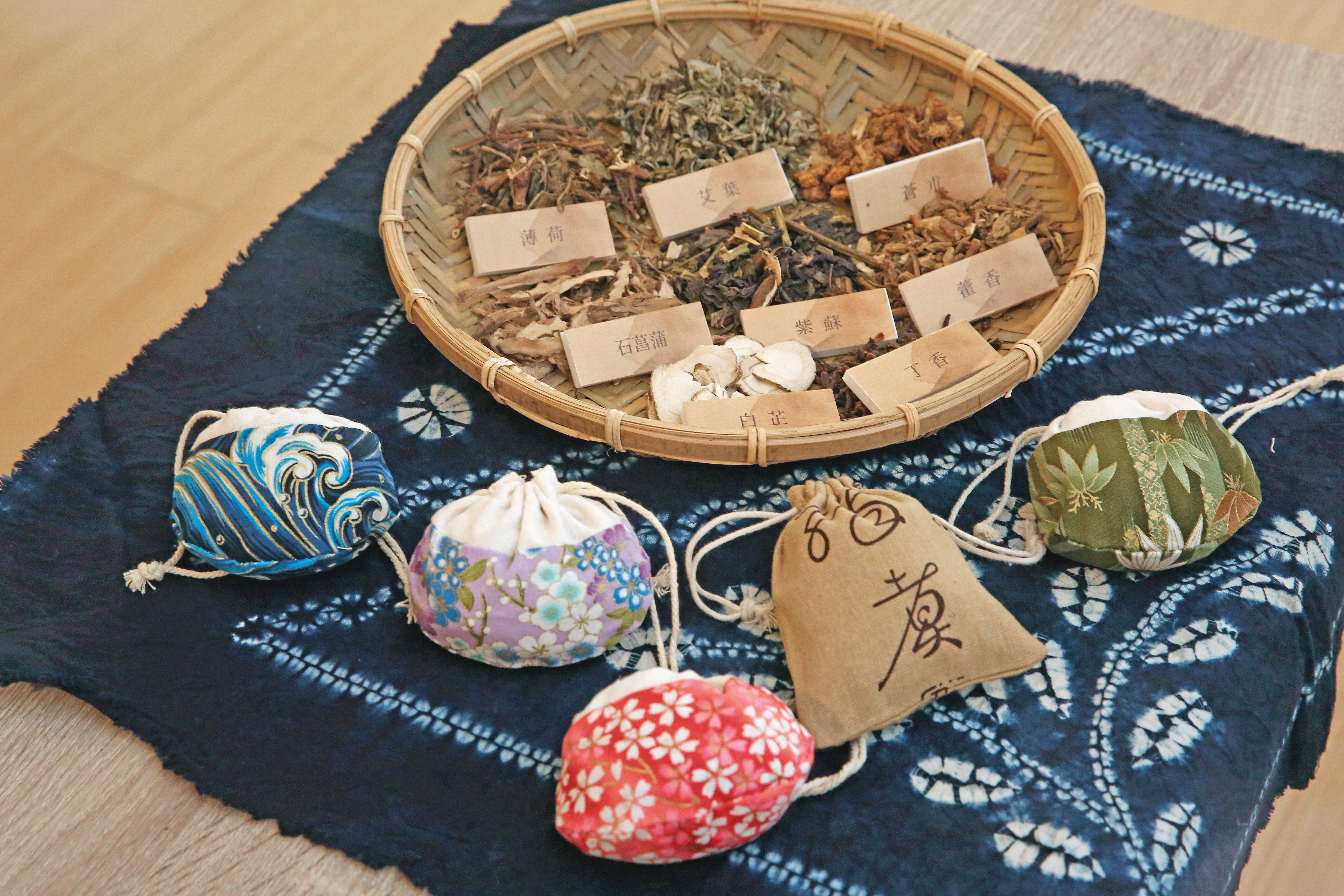 社區大學講師許權維,運用中藥教學生製作防疫香包。