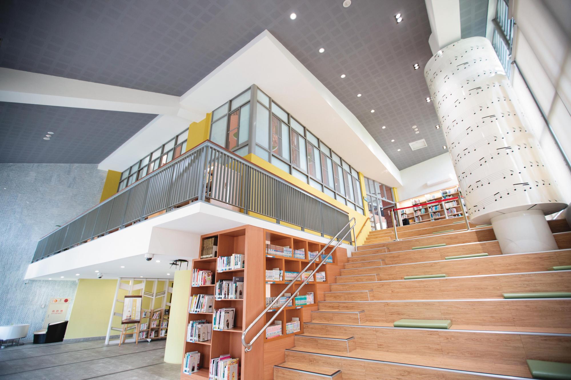 圖書館保留原建築的設計,讓自然光線充分灑進圖書館。
