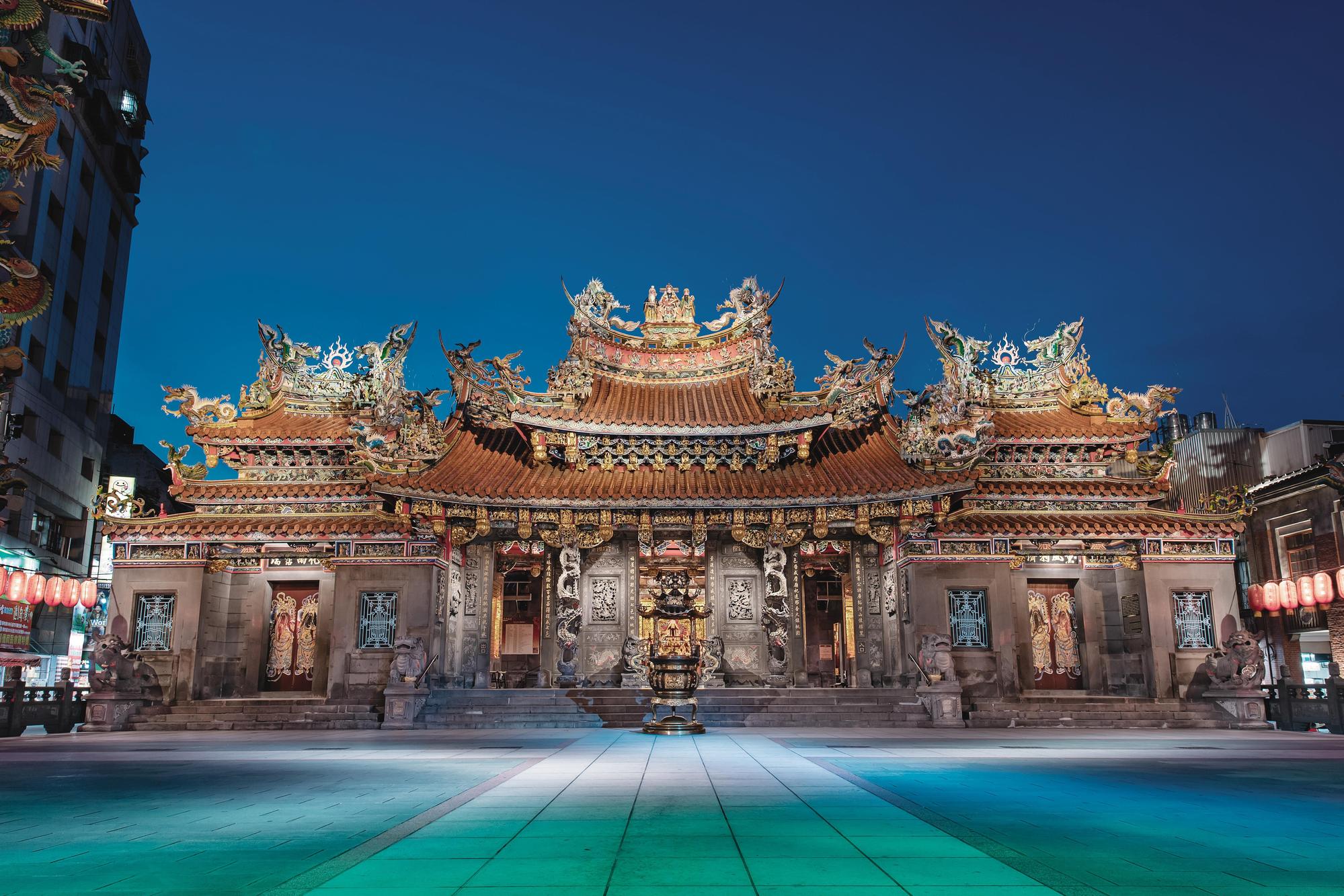 桃園景福宮又稱桃園大廟,不僅是地方信仰的核心,也是桃園商圈的重心。