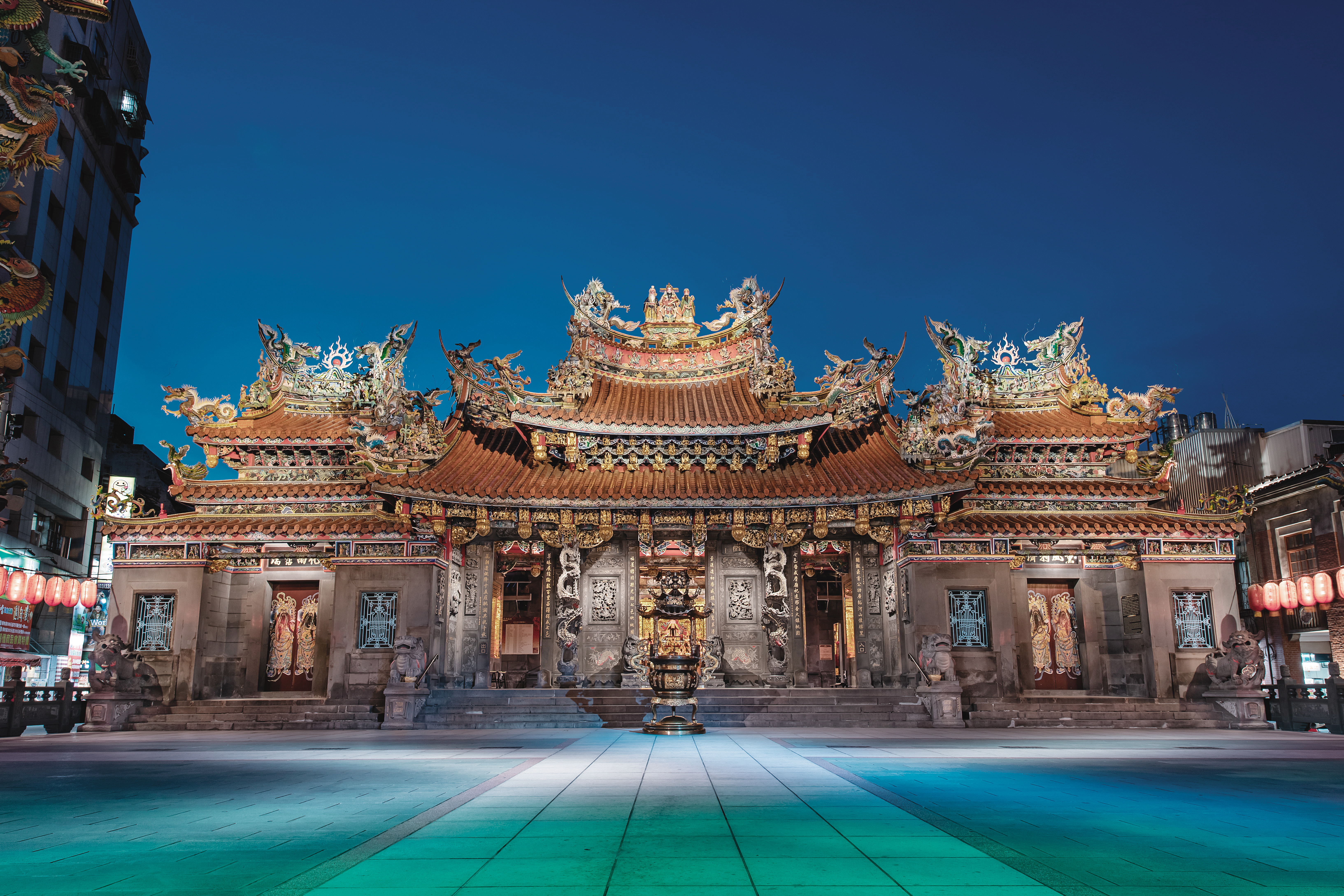 桃園景福宮又稱桃園大廟,不僅是地方信仰的核心,也是桃園商圈的重心。
