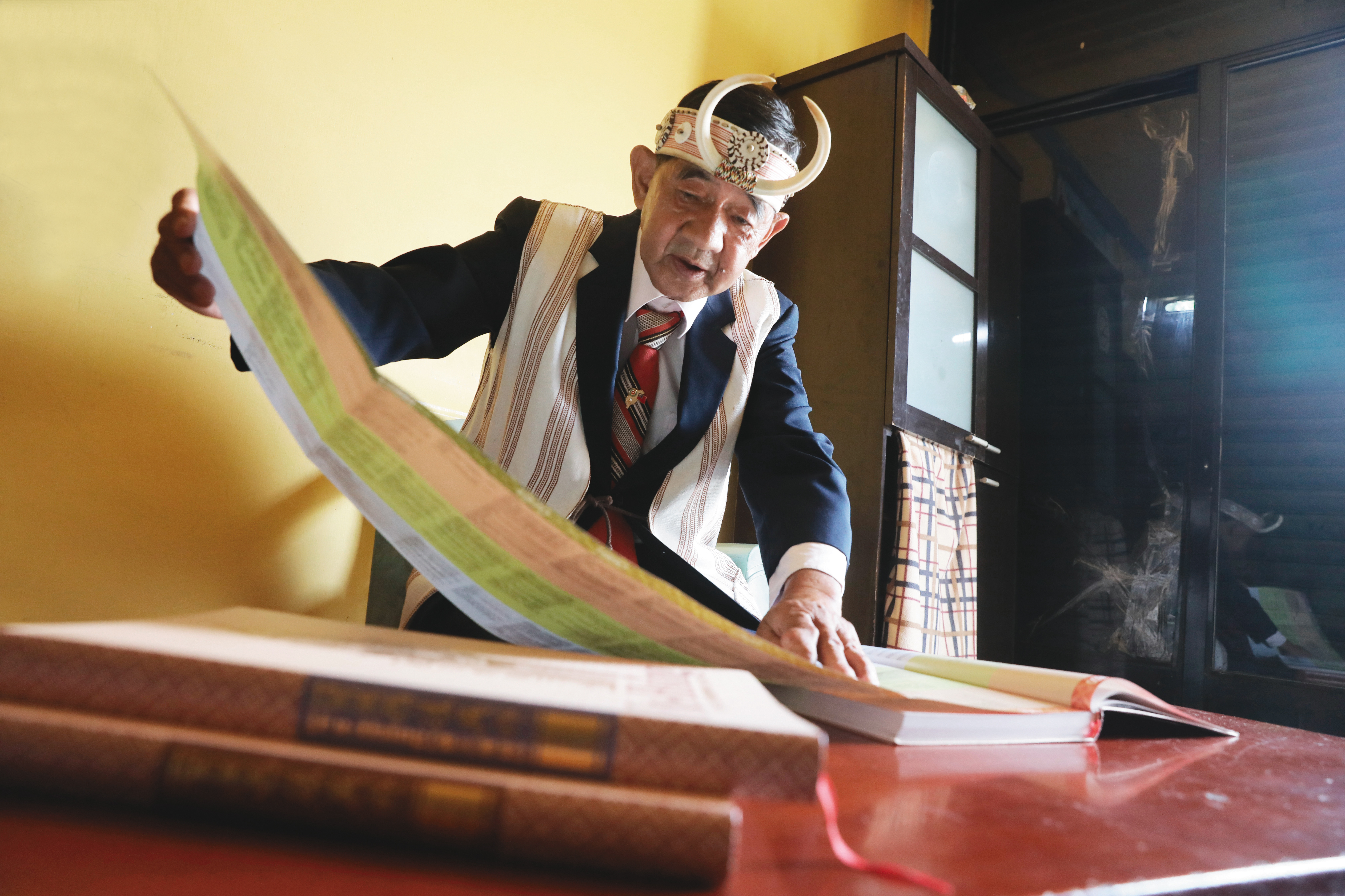 翻開《復興鄉鄉志增修》，陳松明Taya Masing娓娓道來泰雅族歷史大事紀。