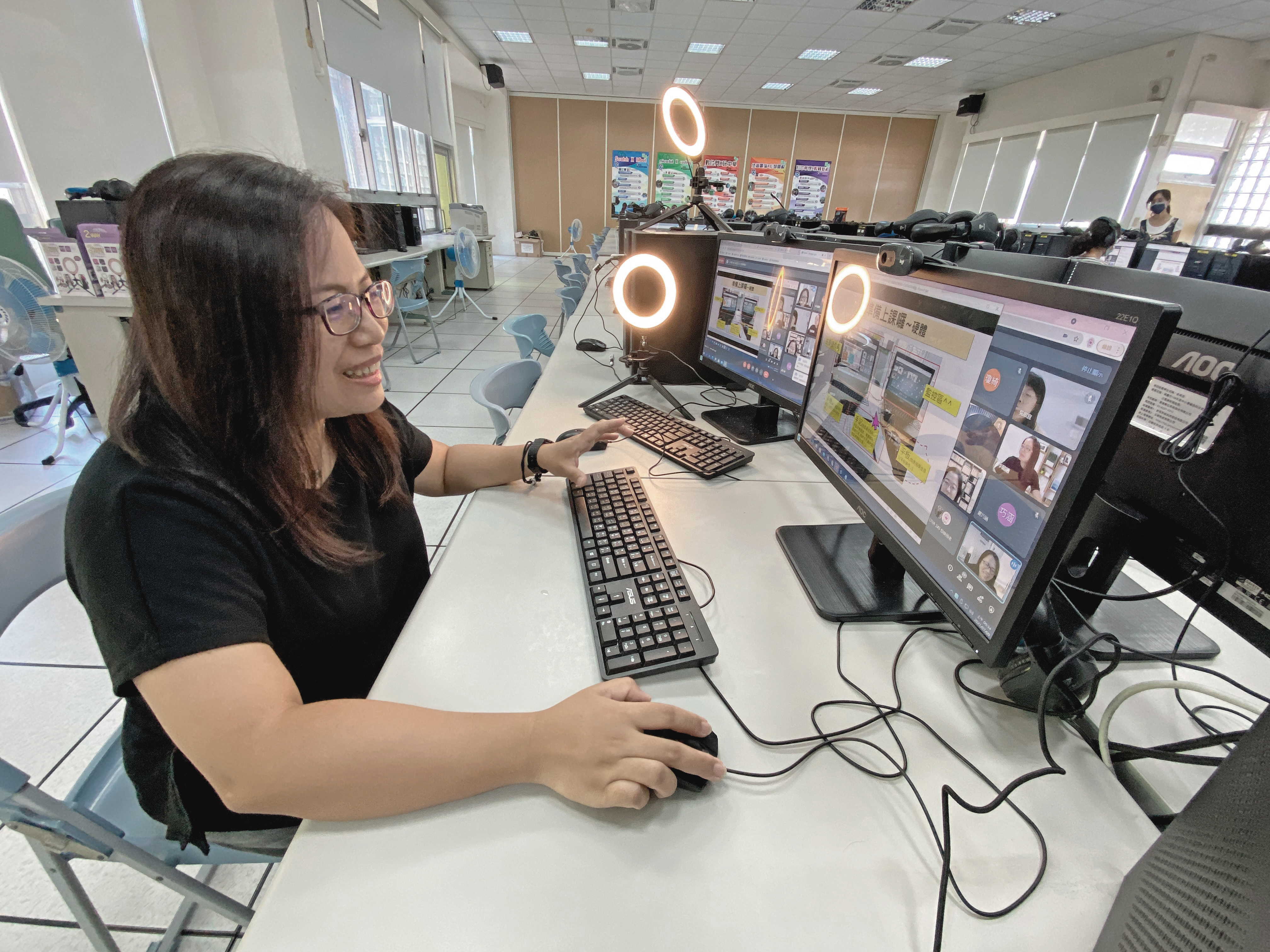 透過完善的硬體設施,教師可用直播軟體、學習平台與評量系統進行教學。