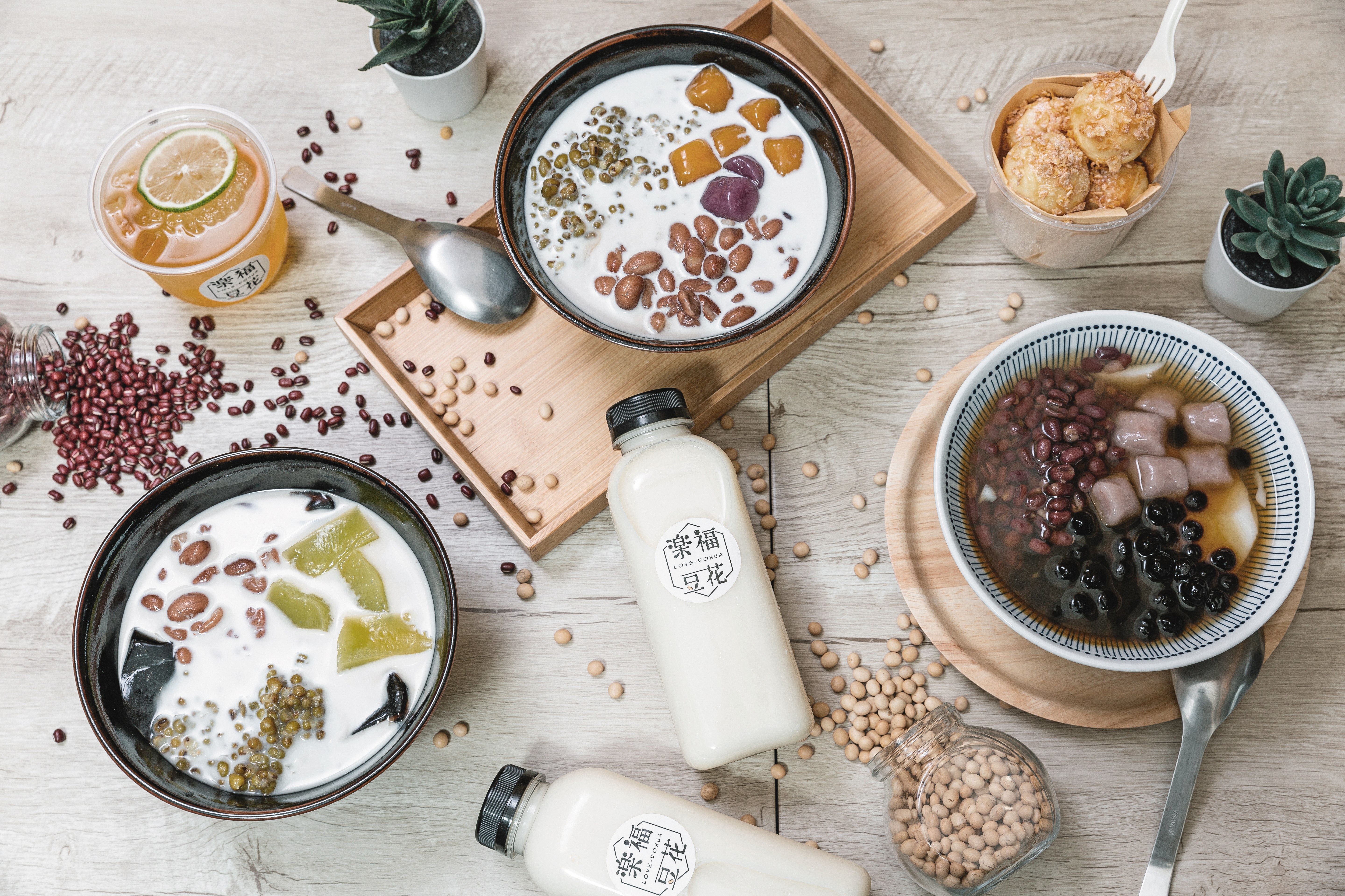 「楽福豆花」盛裝豆花的瓷碗以木托盤奉上，在細節裡顯現心意。