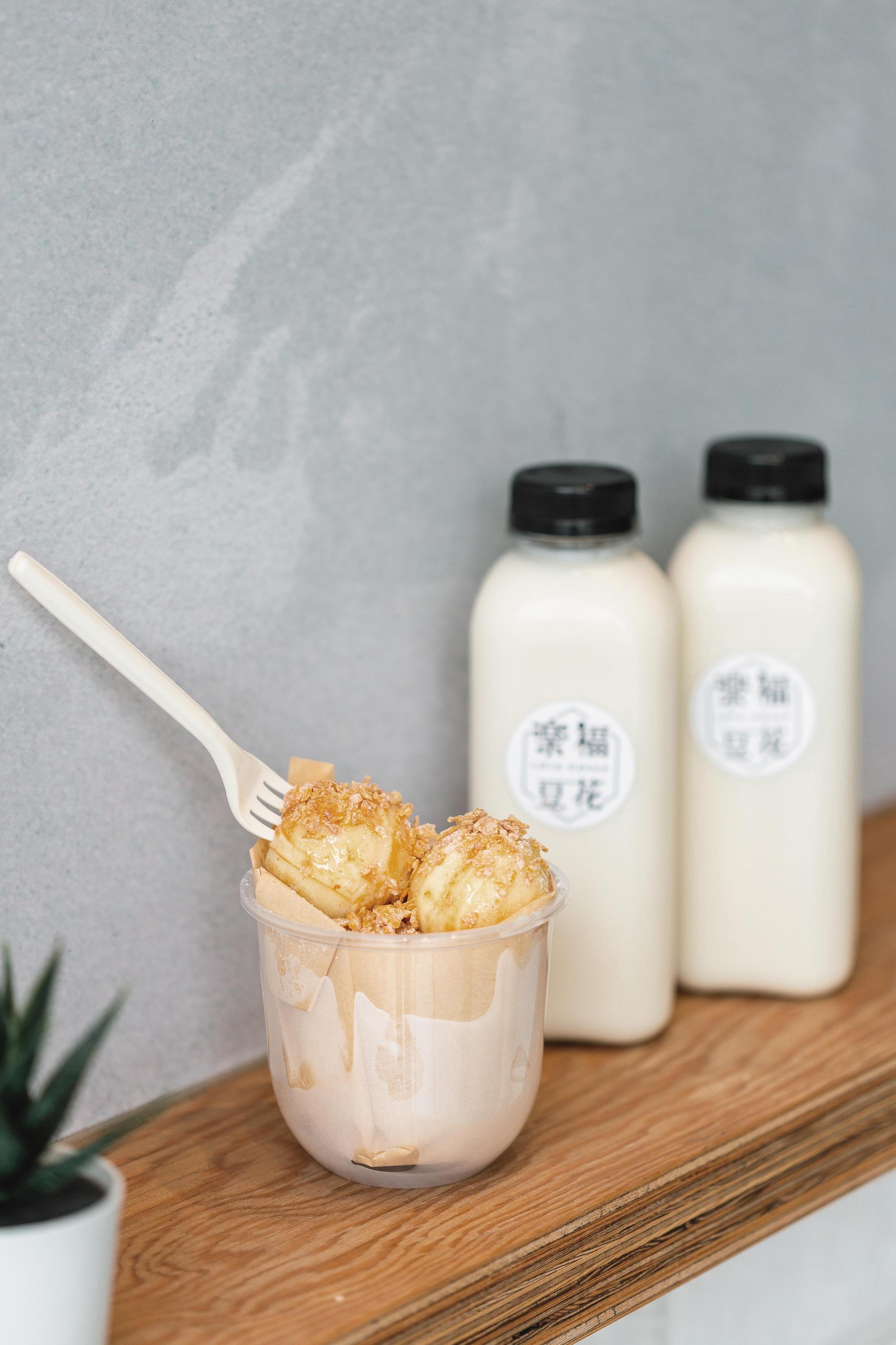 「楽福豆花」特別為客人研發的季節限定「鮮奶球形燒」,搭配豆花滋味一級棒。