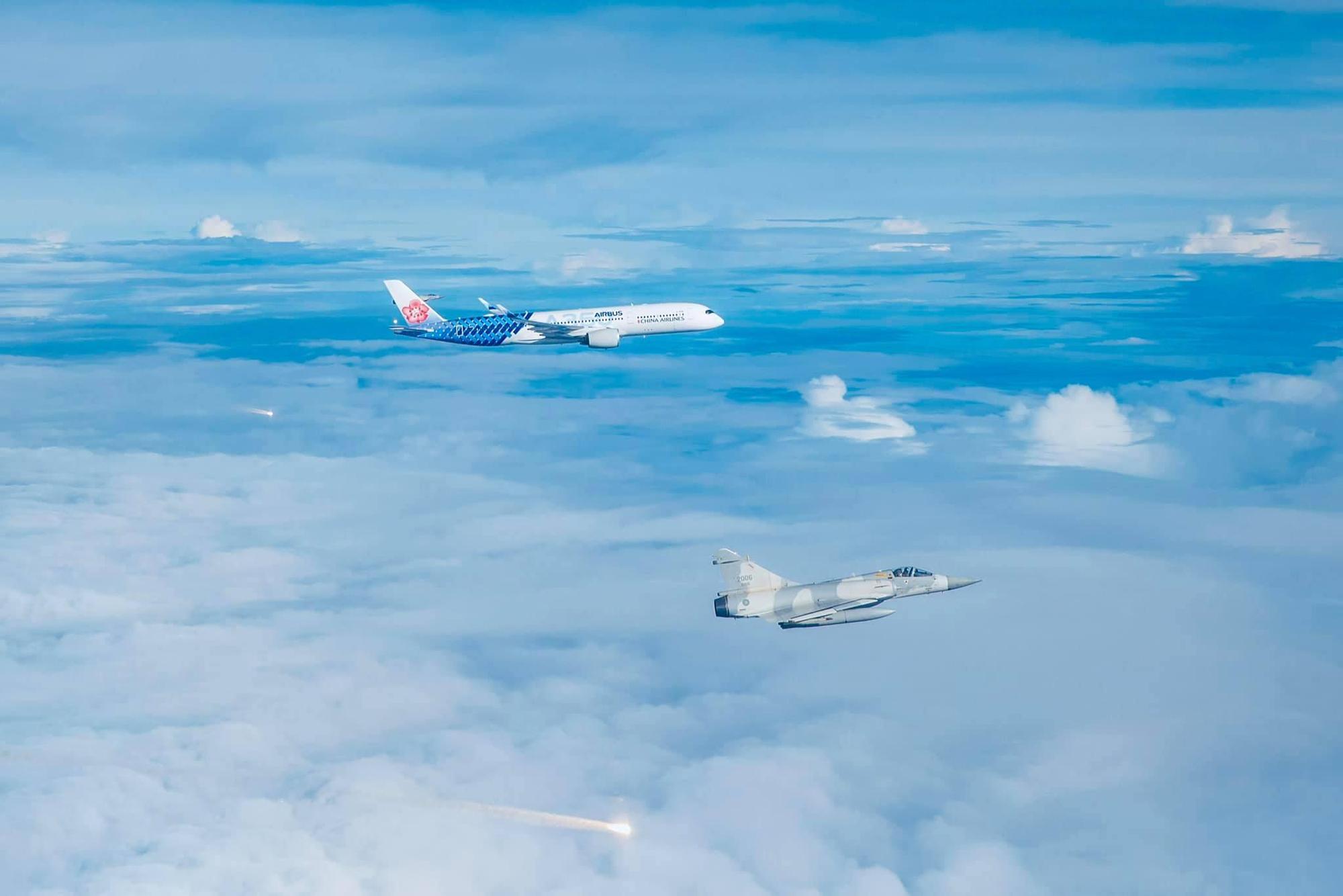 空軍出動幻象2000戰機迎接奧運代表團返國。（翻攝自國防部發言人臉書）