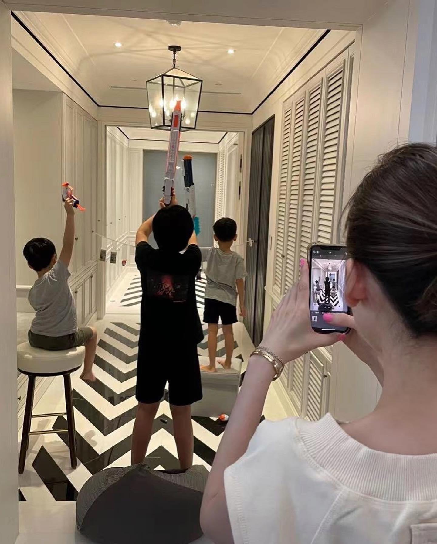 林志穎及太太曾在家中設計出許多遊戲，也拍下兒子玩的時候，陳若儀捕捉畫面的樣子。（翻攝自林志穎臉書）
