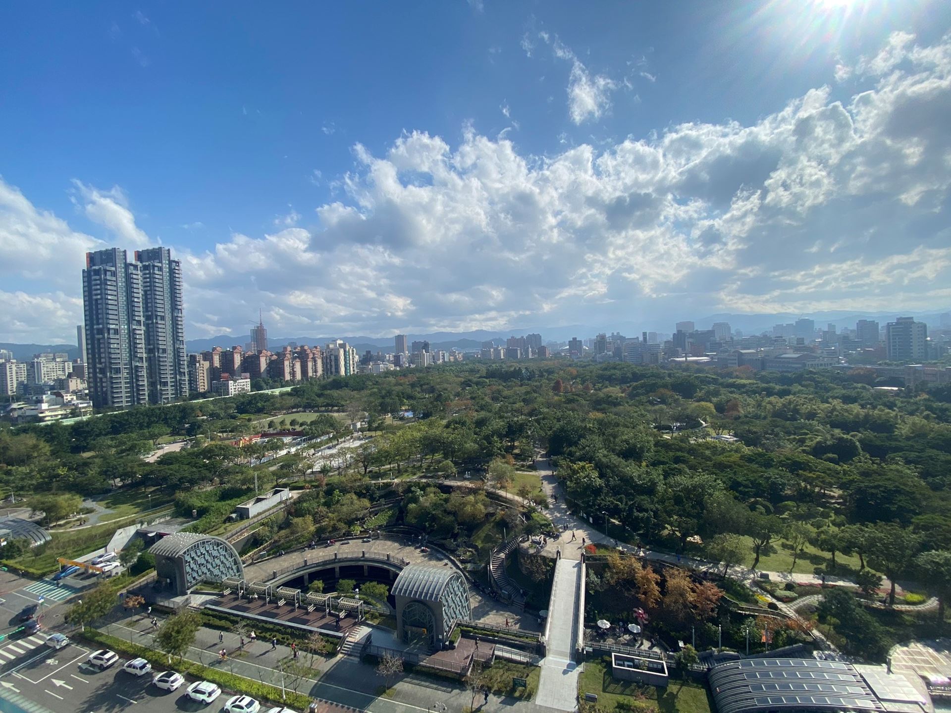 文山區是台北市的蛋白區，有許多公教單位人口居住；大安區是台北市的蛋黃區，吸納許多金字塔頂端的人口，兩者人口組成大有不同。