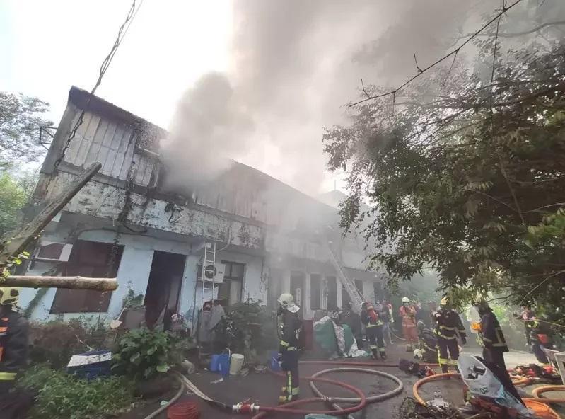 新北市雙溪區今(5)日一早發生火警,消防人員到場救援,1名9歲女童則不幸葬身火場。(翻攝畫面)