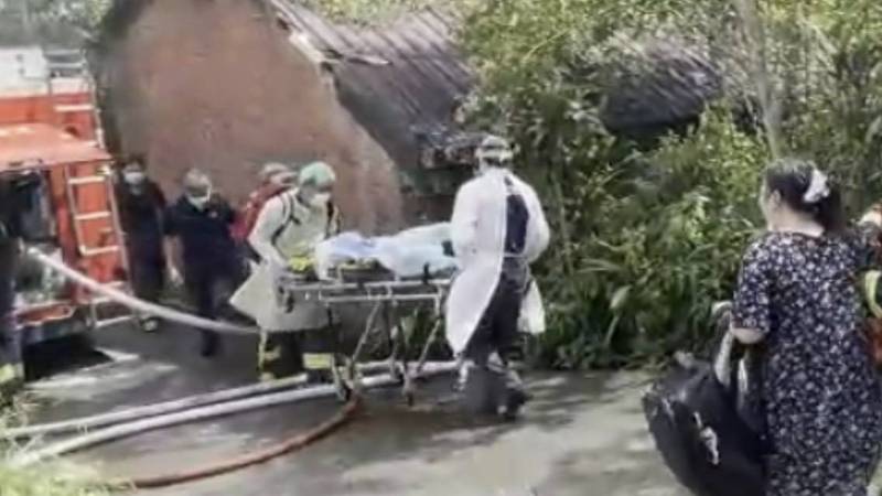 簡姓女童被發現時已無呼吸心跳，由消防員送醫急救貢寮保健站。（翻攝畫面）
