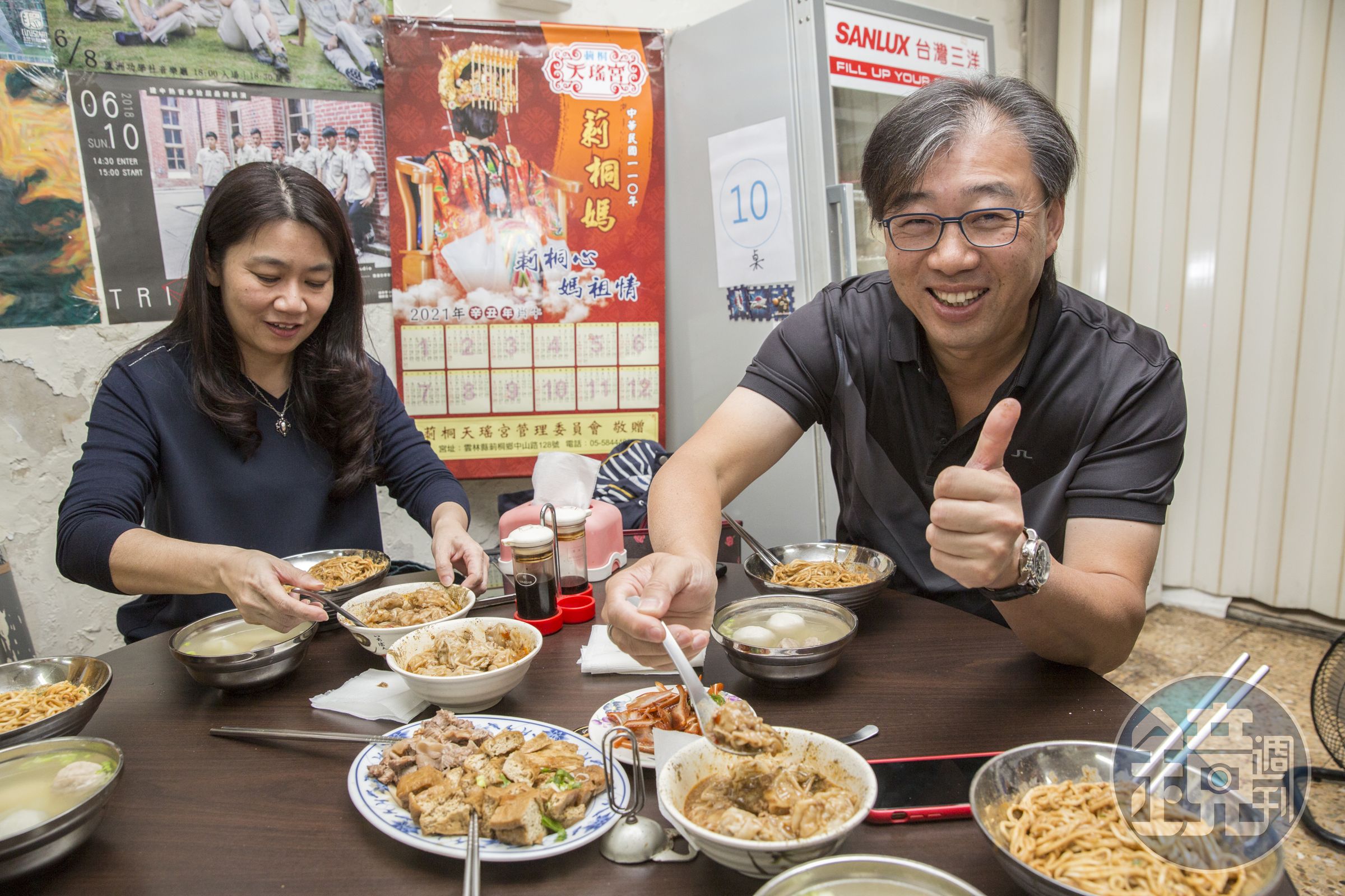 老建中麵店的紅油抄手麵、滷味小菜是廖天倫（右）與王秋月（左）心中美味小吃。