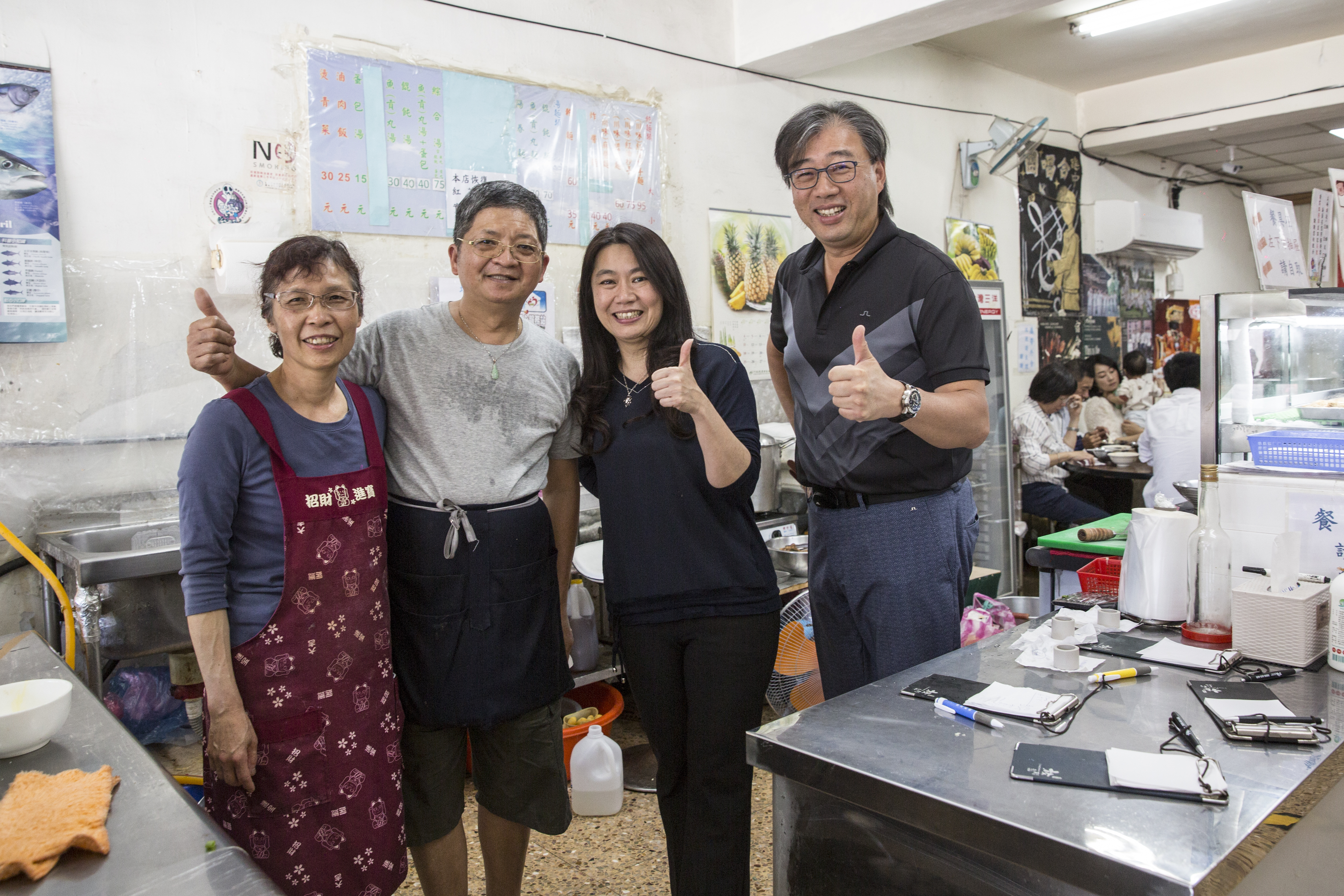 老建中麵店夫妻倆的有趣互動加上美味好料，廖天倫（右１）與王秋月（左１）一試成主顧。