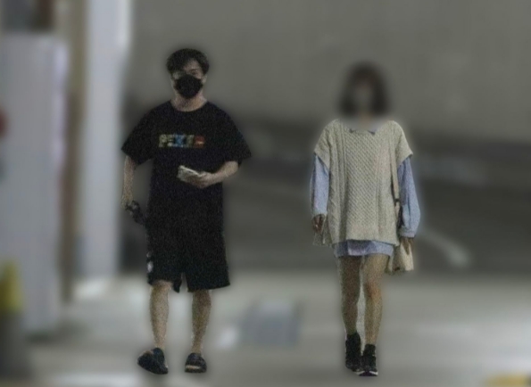 鈴木達央（左）與20多歲女粉絲搞不倫，多次把該女帶回自己家幽會。（翻攝自《週刊文春》）