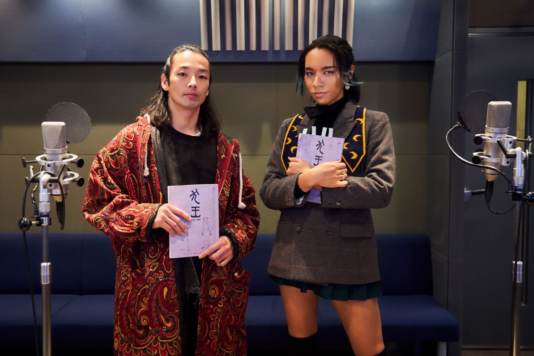 女王蜂主唱AVU chan（右）、男星森山未來（左）為《犬王》獻聲。（車庫娛樂提供）