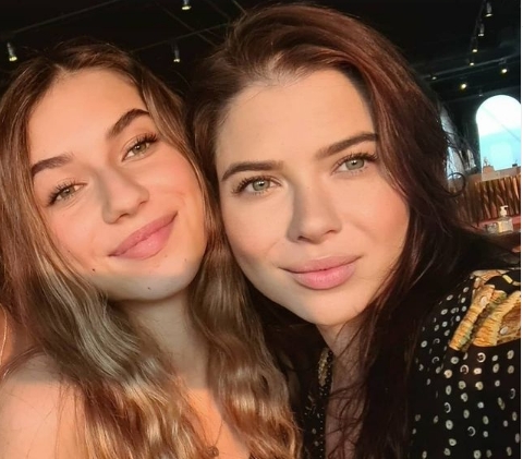 妮娜（左）在社群上有170萬粉絲，她的媽媽坎娜（右）不想女兒像狒狒一樣跳舞，於是刪了妮娜的TikTok帳號。（翻攝自ferochakanner IG）