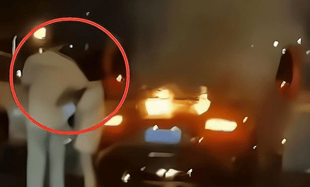 藍寶堅尼起火燃燒,男子逃生後先安慰女友。(翻攝自《中宏網新聞》微博)