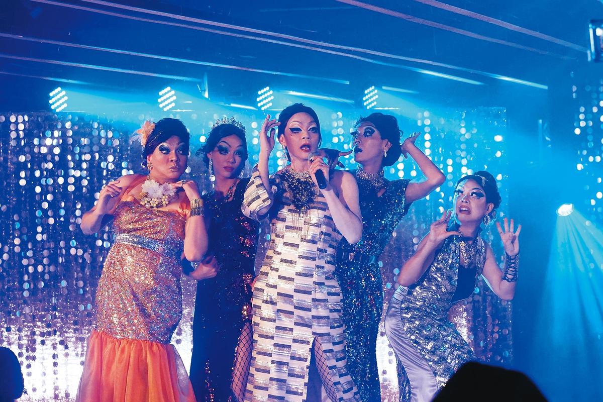 《男兒王》年初上映時打破近5年來在台上映新加坡電影的票房紀錄，如今已上架影音平台。（CATCHPLAY提供）