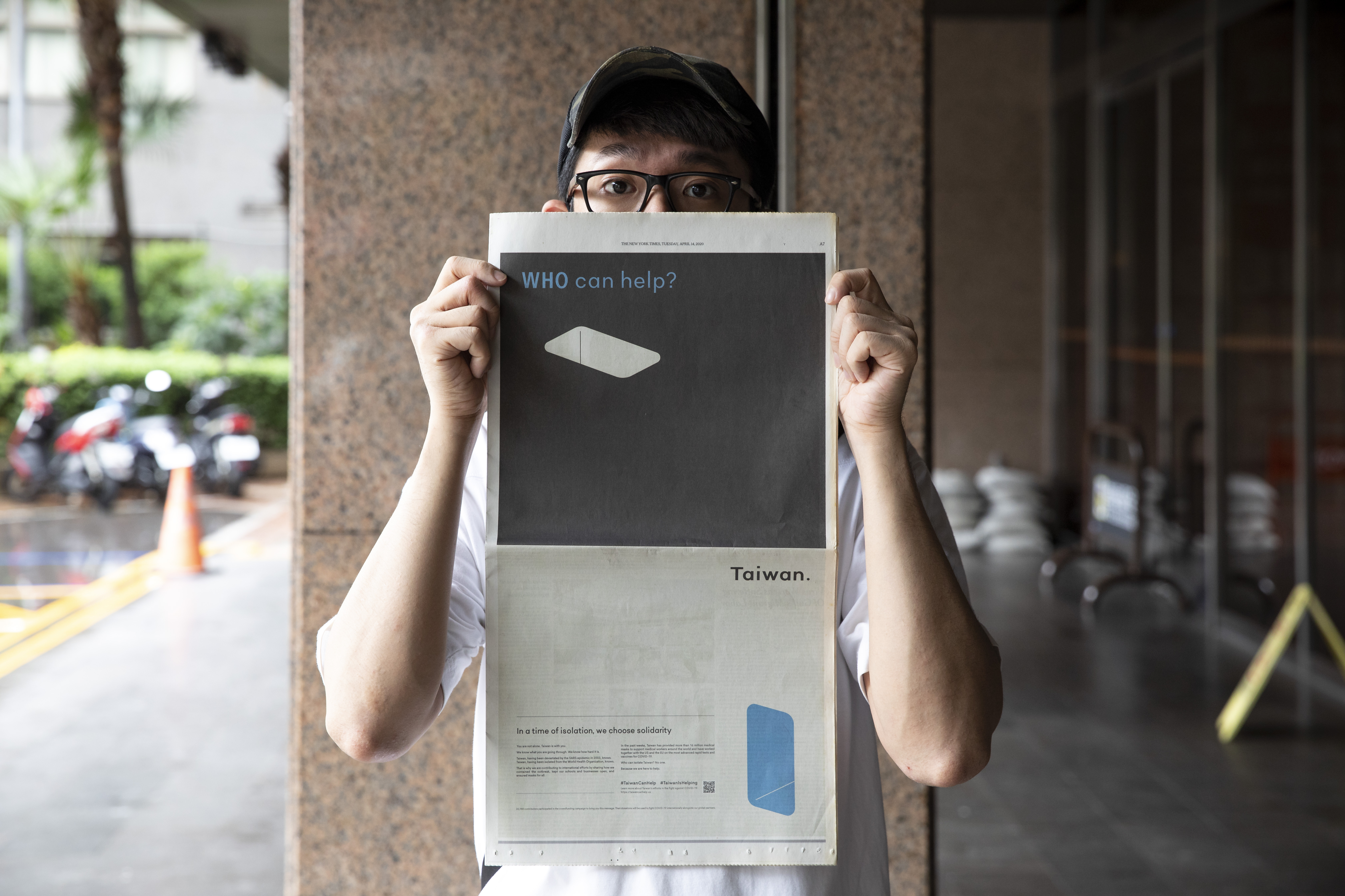 《紐約時報》的「Taiwan can help」廣告，阿滴當然也留了一份。