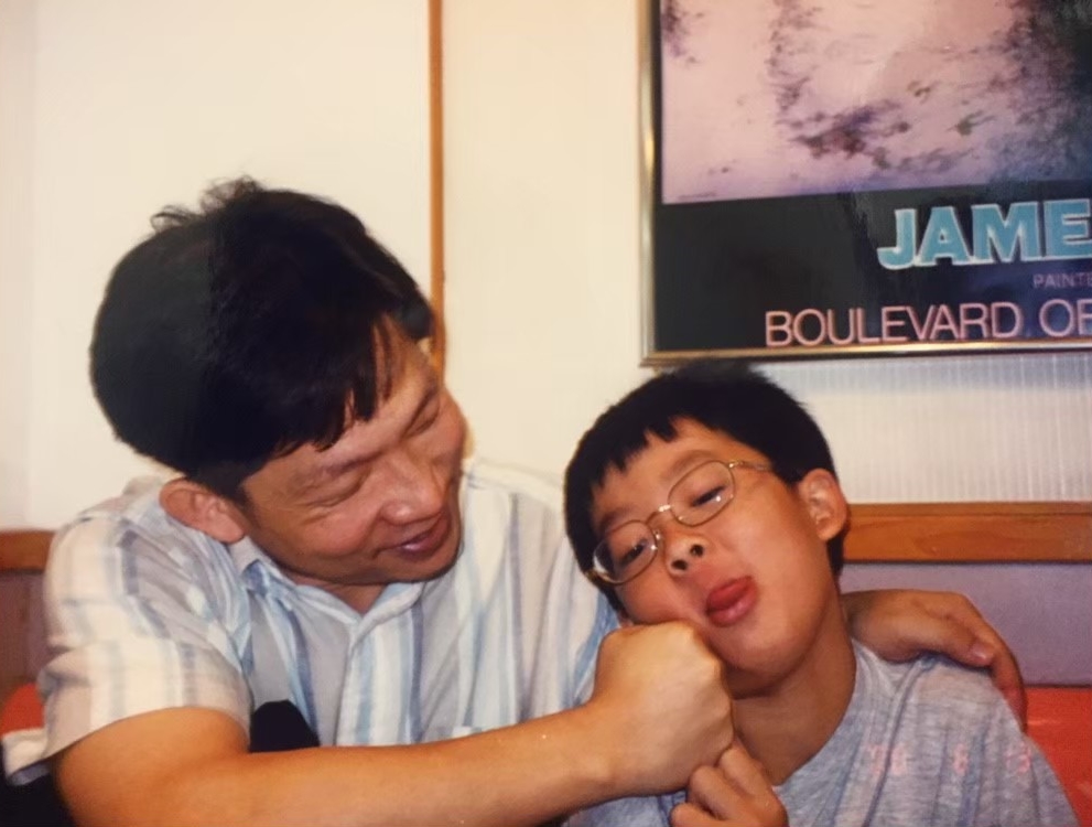 阿滴（左）念小學前，全家常一起出國旅行，「這裡應該是加拿大。」阿滴說。（阿滴提供）