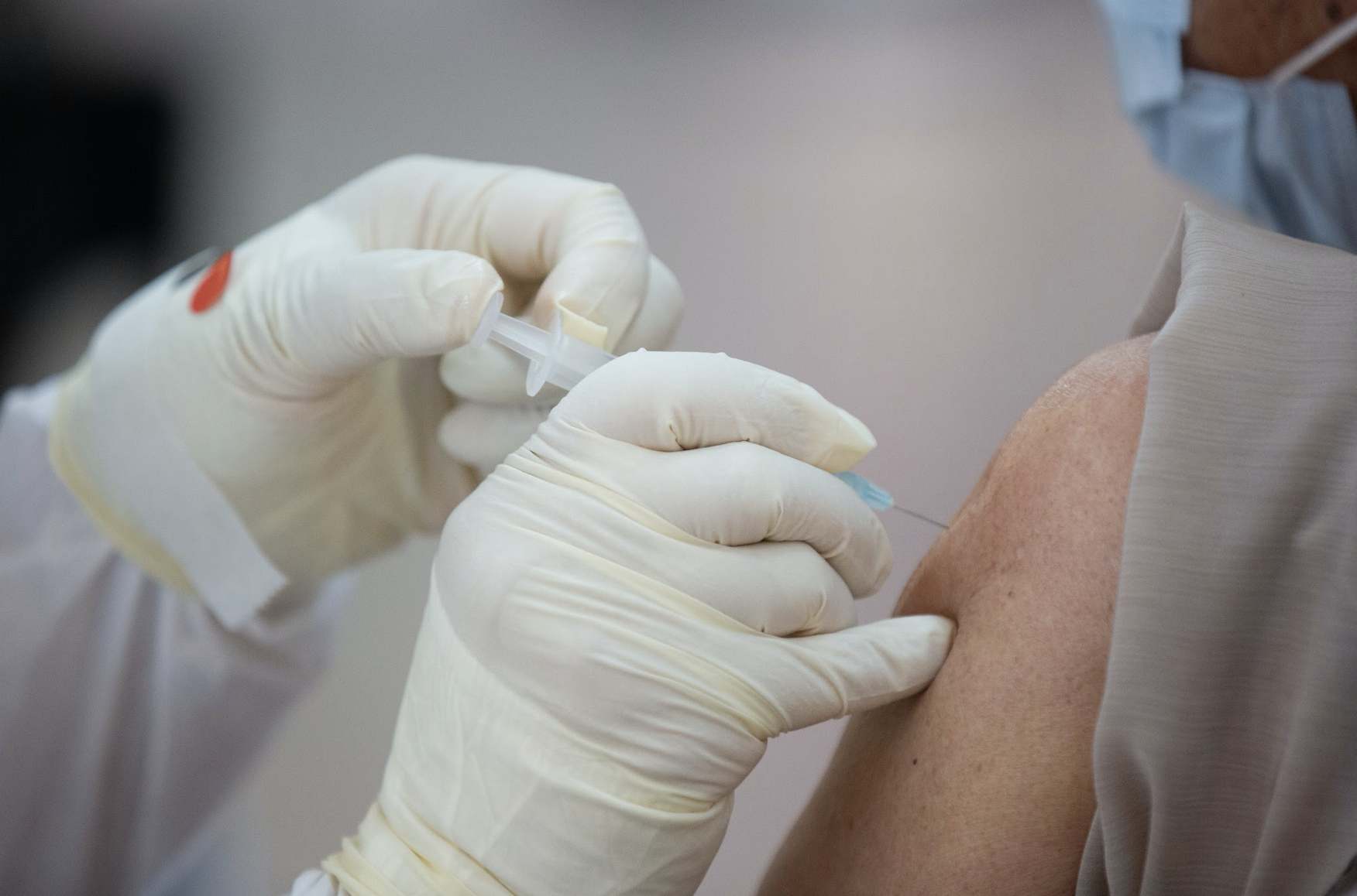 中央流行指揮中心指揮官陳時中表示，即日起持黃卡和身分證就可以申請黃皮書。（示意圖，資料照）