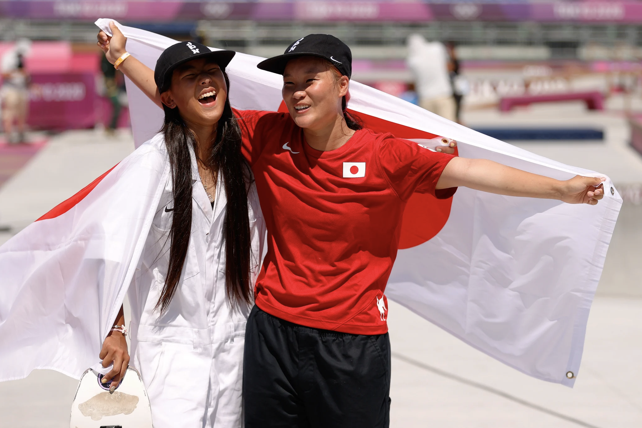 東奧女子滑板公園賽金、銀得主分別為19歲的四十住櫻（右）與12歲的開心那（左）。（翻攝自日本東奧官網）