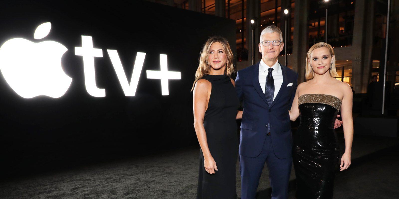 蘋果公司兩年前加入串流戰局推出Apple TV +,首波原創節目主打珍妮佛安妮絲頓(左)和瑞絲微斯朋(右)主演的《晨間直播秀》,中為蘋果公司執行長提姆庫克。(翻攝自appletvplus.com)