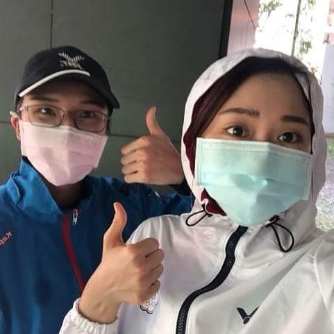 鄭先知（右）透露黃筱雯（左）減重的期間，每天午餐只能吃10塊鳳梨和一個小點心。（翻攝自鄭先知IG）