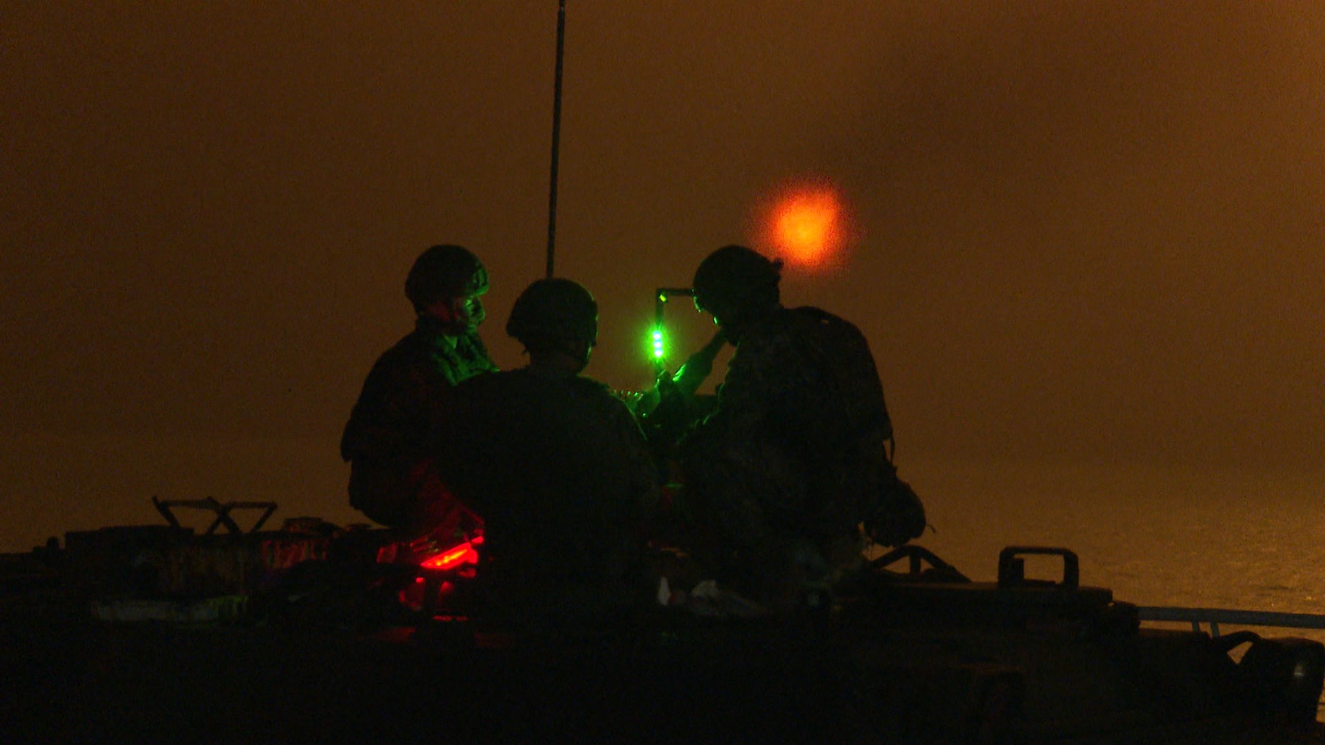 國軍在金馬外島定期實施「近距離實彈火炮操演」，意外成了另類觀光賣點。