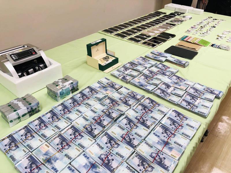 警方在水房查扣大批贓款。（翻攝畫面）