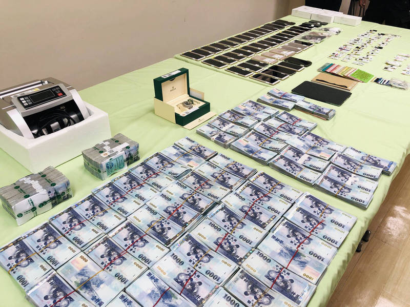 警方在水房查扣大批贓款。（翻攝畫面）