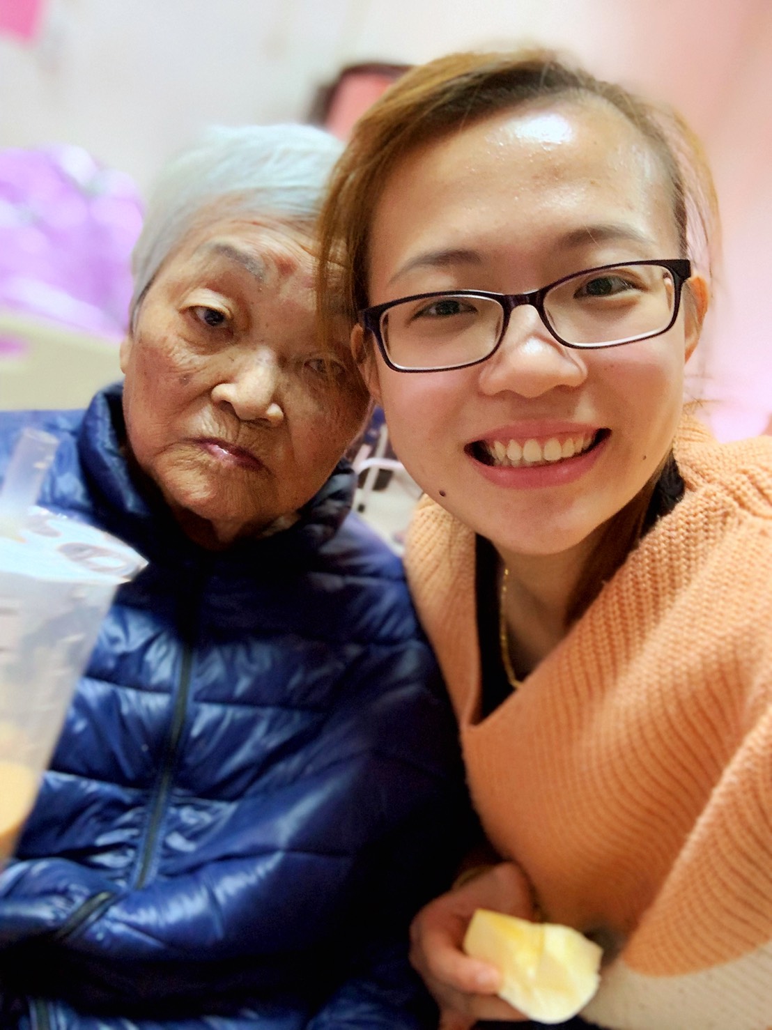 陳葦伶由阿嬤撫養長大，祖孫感情很好，她也是為了阿嬤才決定創業。（陳葦伶提供）
