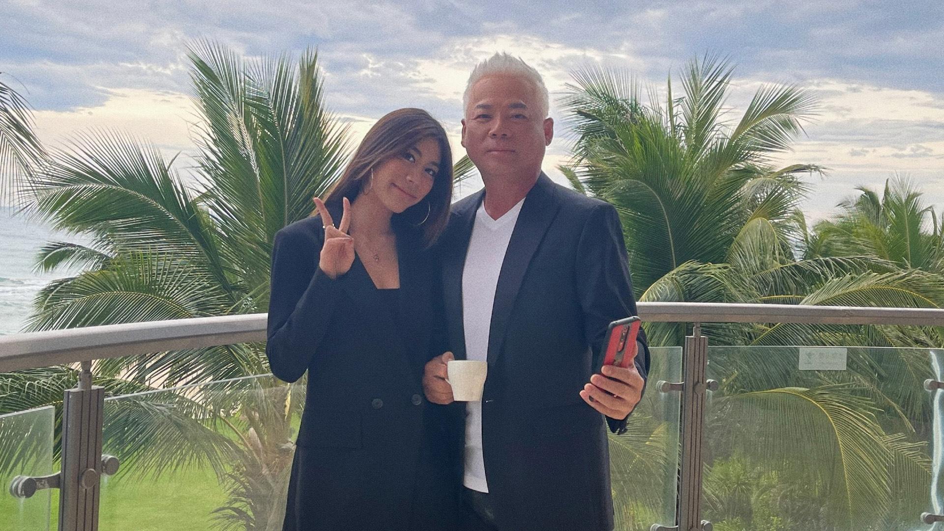 巫啟賢（右）的21歲女兒巫詠歡（HAPPY）出道。（福茂唱片提供）