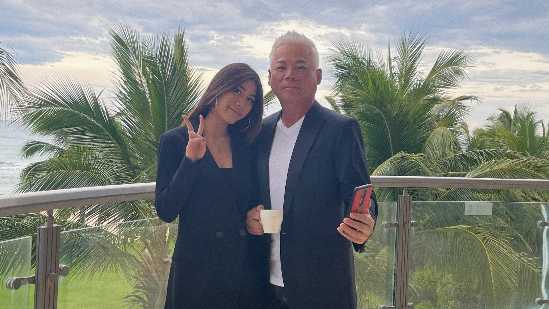 巫啟賢（右）的21歲女兒巫詠歡（HAPPY）出道。（福茂唱片提供）