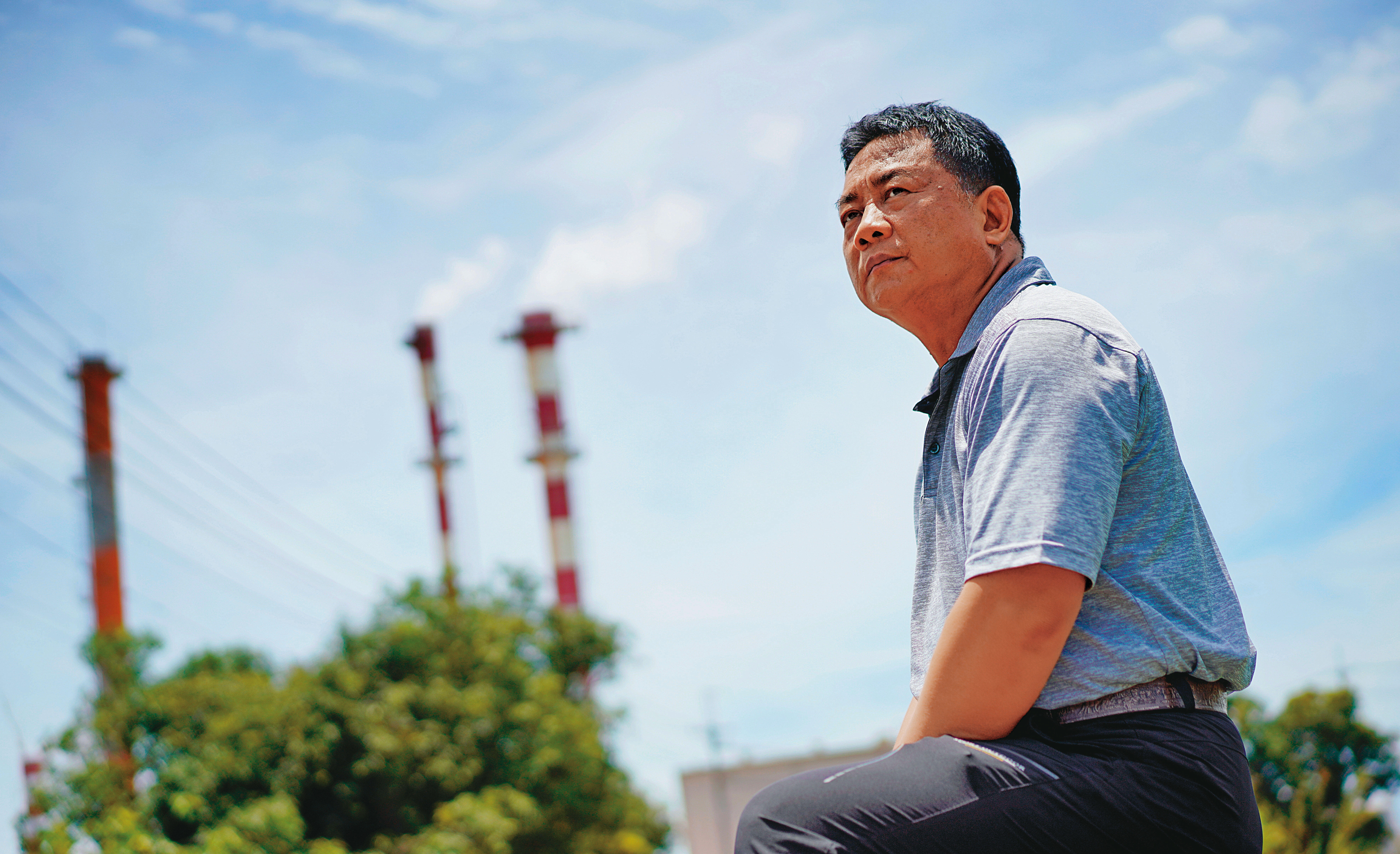 台灣公民自主發電行動聯盟成員吳仁邦，20年前為遠離興達電廠空汙，從高雄搬到台南，沒想到如今秋冬季節，仍飽受空汙之苦。