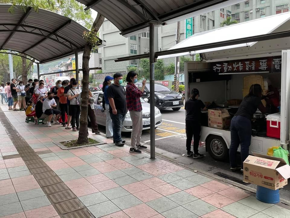 疫情前鼎吉食品採現場排隊制度，擺攤時常會有長長的人龍。（陳葦伶提供）