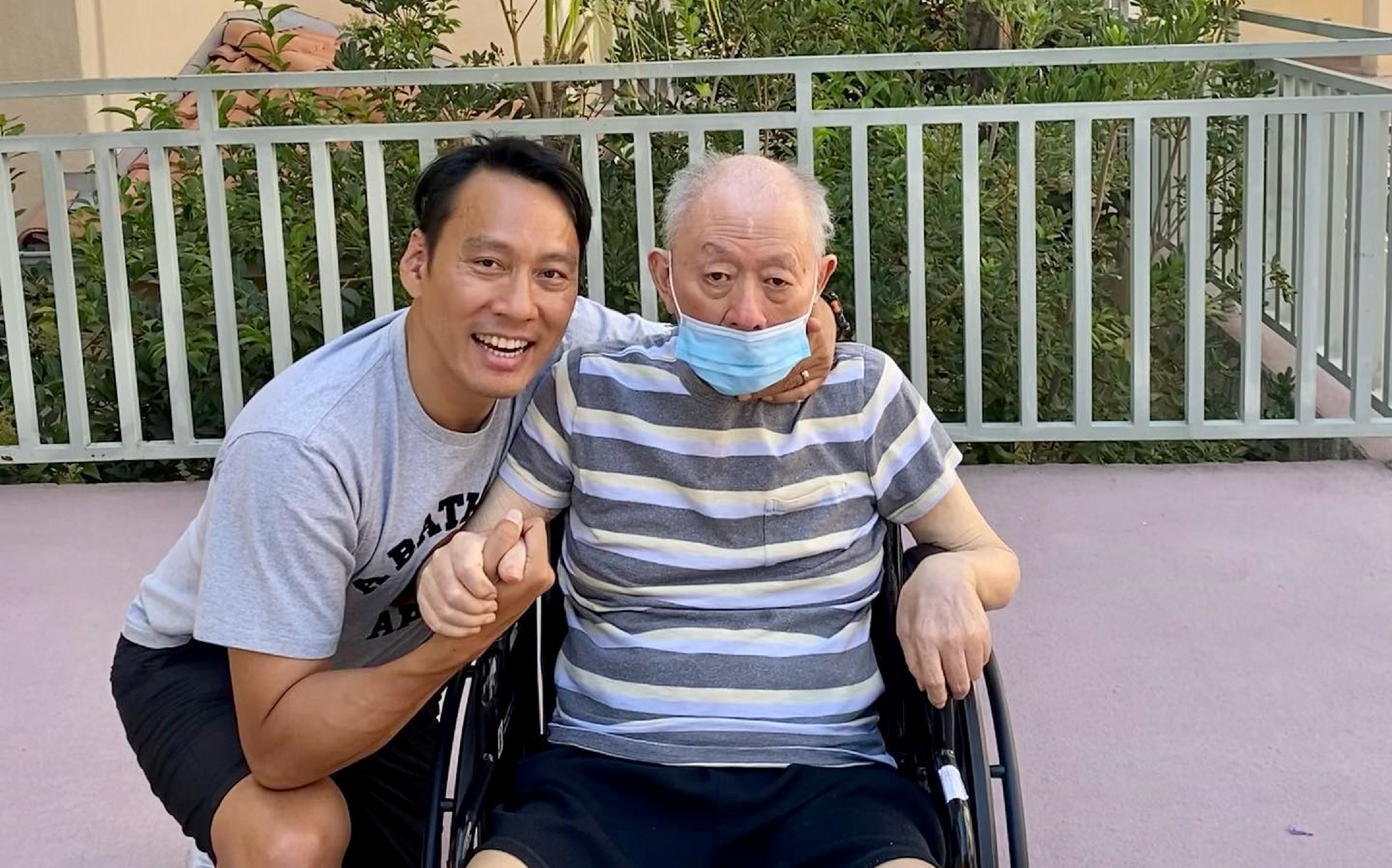 艾力克斯（左）隔了18個月終於再度見到爸爸。（艾迪昇傳播提供）