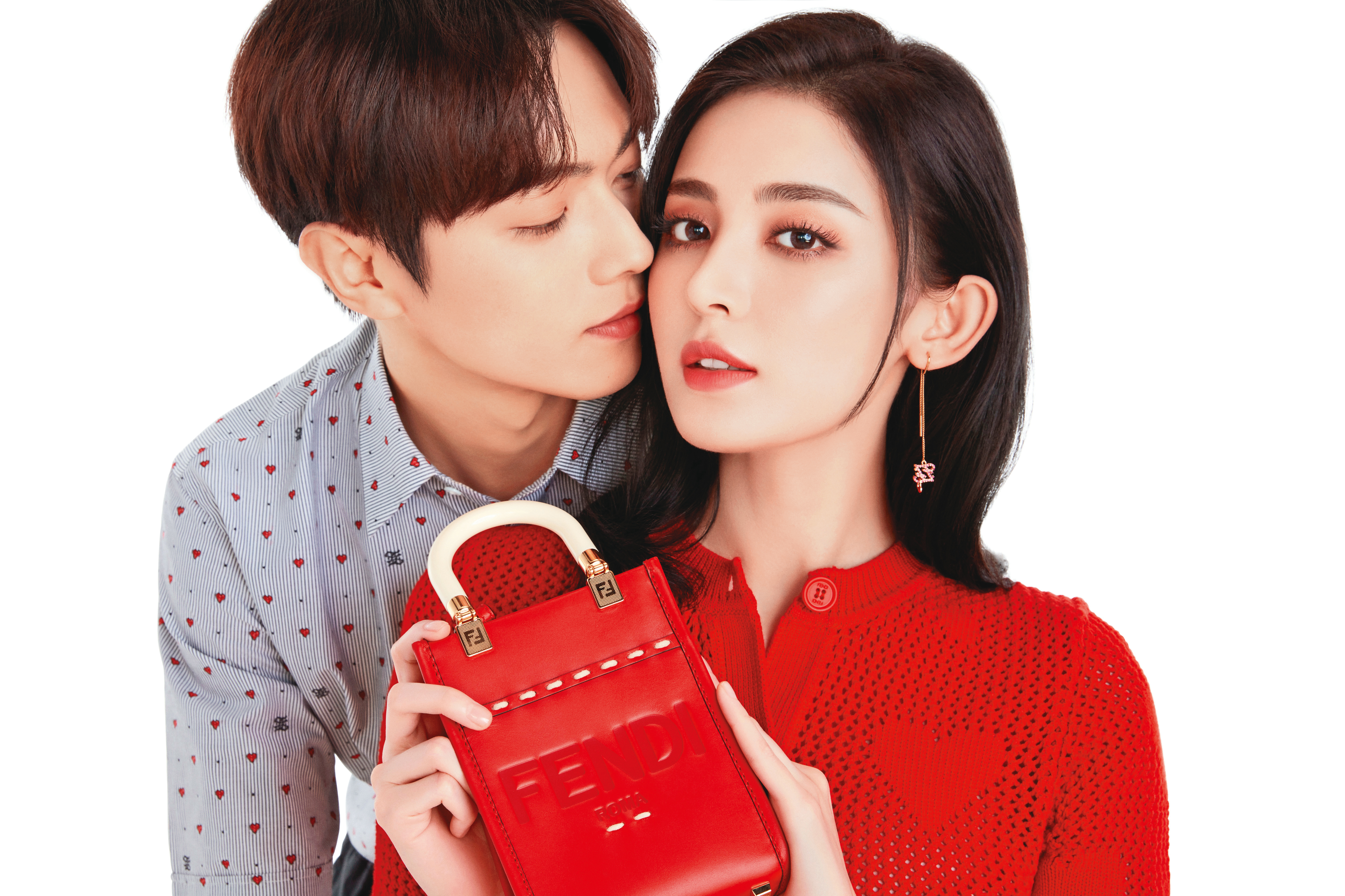 FENDI邀請中國演員許凱（左）與娜札共同演繹2021七夕限定系列廣告大片。娜札身穿紅色愛心圖騰針織衫NT$37,500、Sunshine Shopper（迷你）包款NT$52,000（FENDI提供）