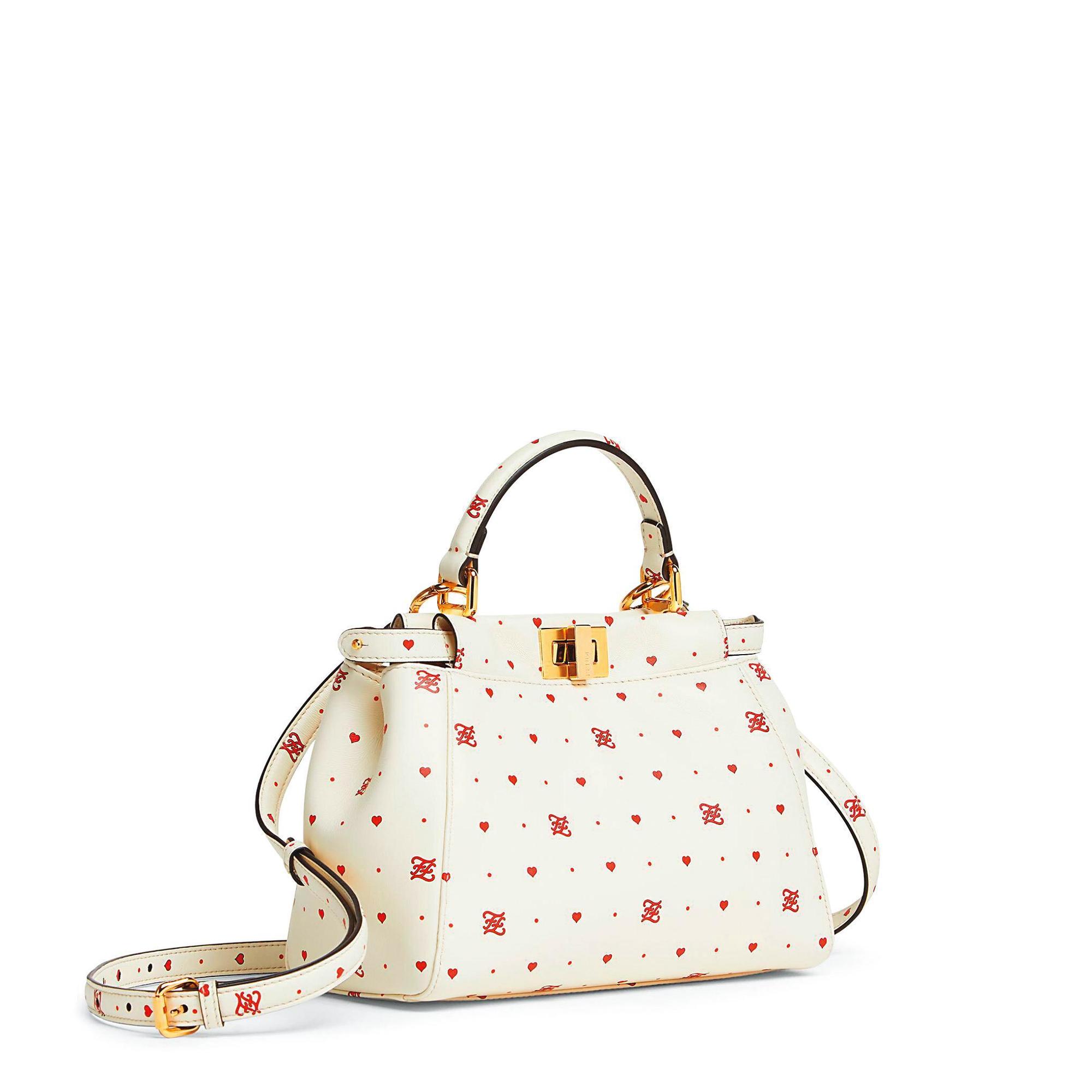 Peekaboo Iconic Mini Karligraphy圖騰包款。NT$132,000(FENDI提供)